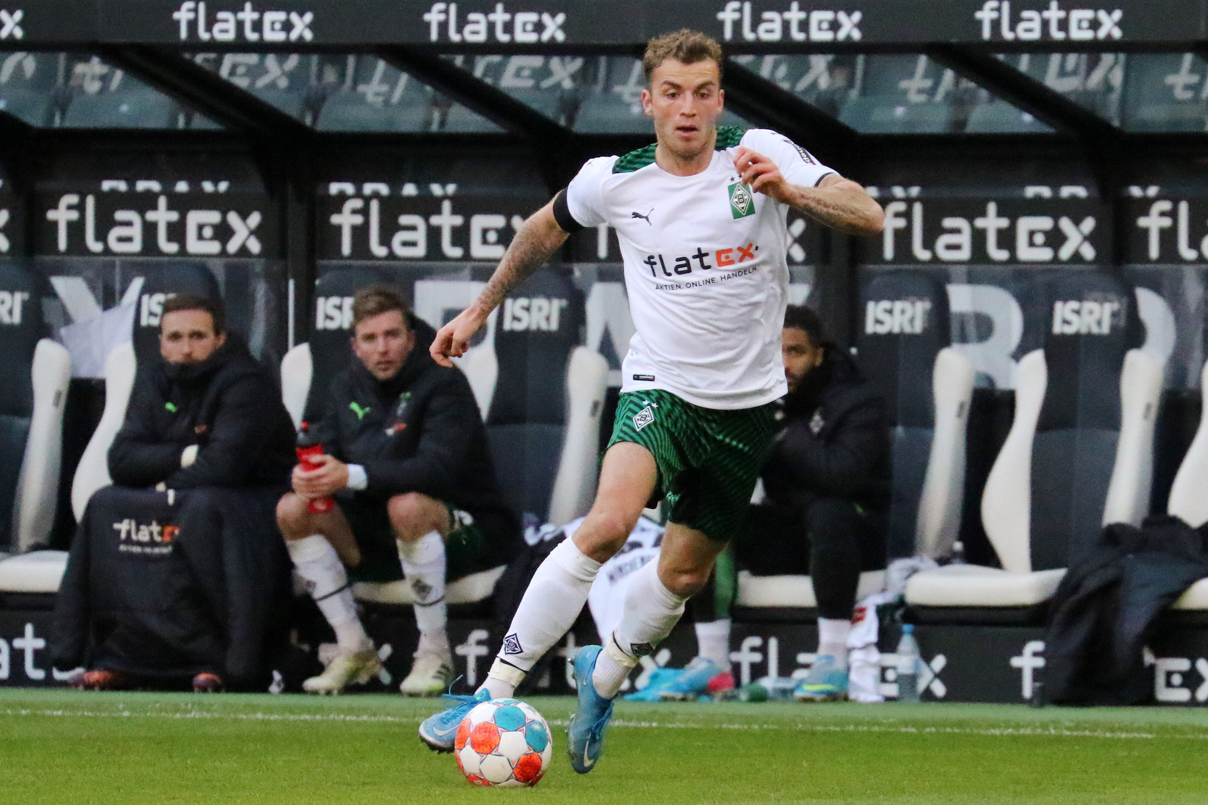 Jordan Beyer von Borussia Mönchengladbach beim Bundesliga-Spiel gegen den VfL Wolfsburg am 26. Februar 2022. Beyer führt den Ball am Fuß.