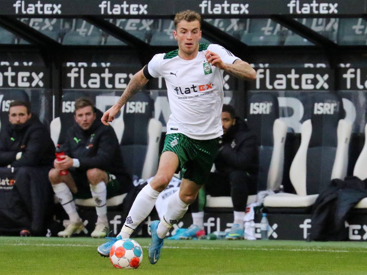 Jordan Beyer von Borussia Mönchengladbach beim Bundesliga-Spiel gegen den VfL Wolfsburg am 26. Februar 2022. Beyer führt den Ball am Fuß.