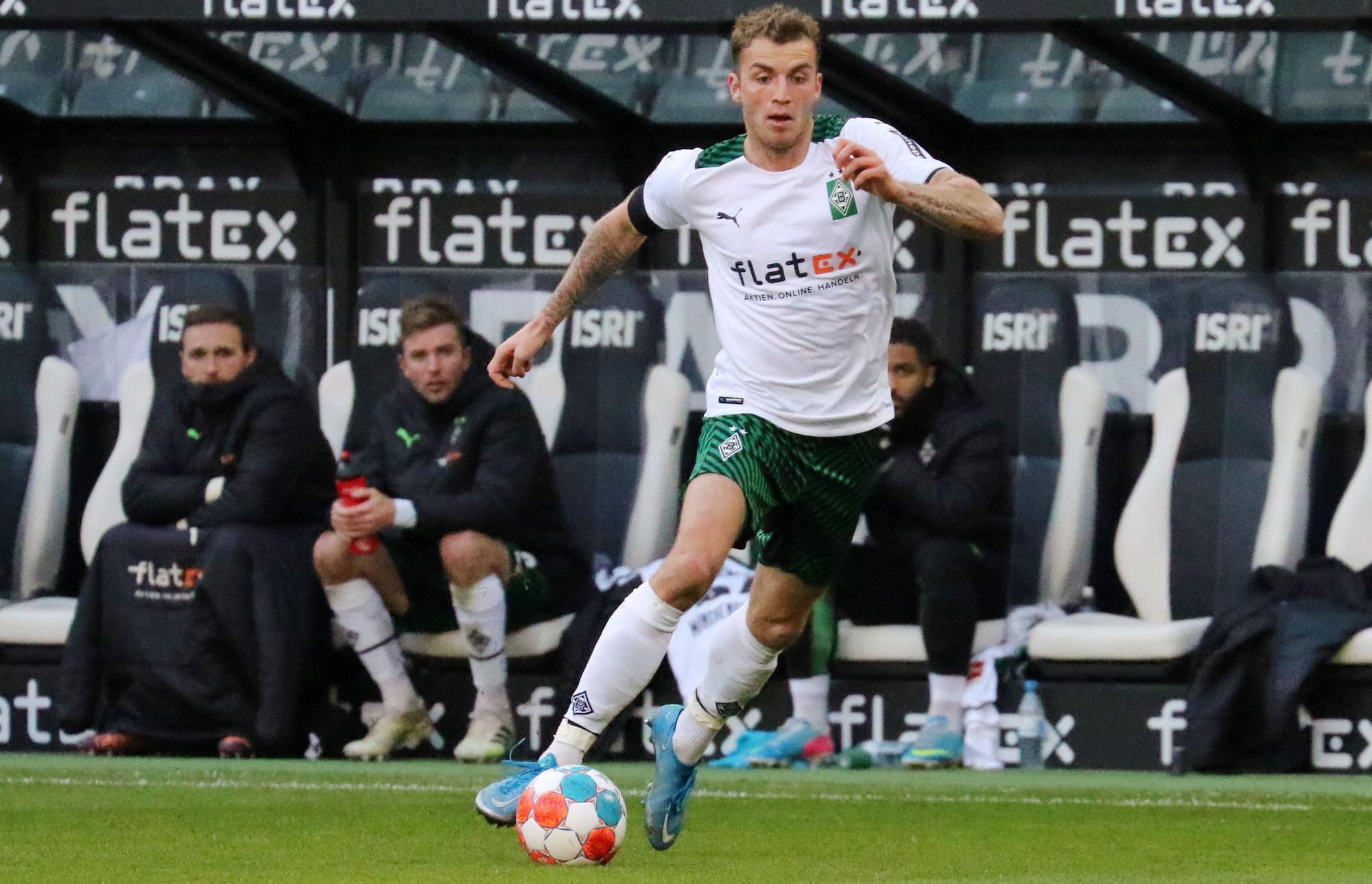 Jordan Beyer von Borussia Mönchengladbach beim Bundesliga-Spiel gegen den VfL Wolfsburg am 26. Februar 2022. Beyer führt den Ball am Fuß.