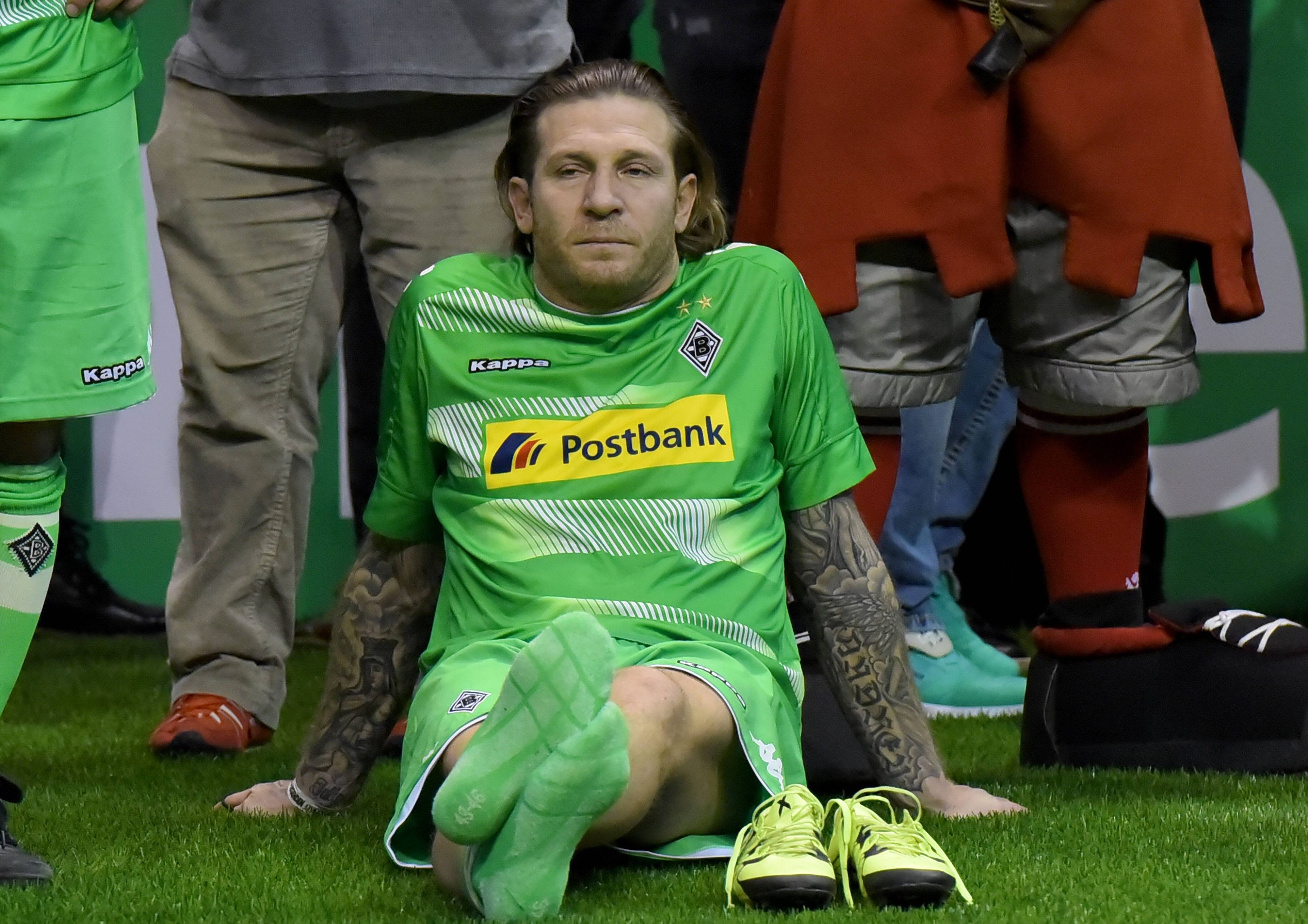 Andriy Voronin, ehemaliger Stürmer von Borussia Mönchengladbach, im Einsatz für Borussias Traditionsmannschaft (Weisweiler-Elf) am 6. Januar 2018 beim Traditionsmasters in der Berliner Max-Schmeling-Halle. Voronin sitzt auf dem Boden und hat die Schuhe ausgezogen.