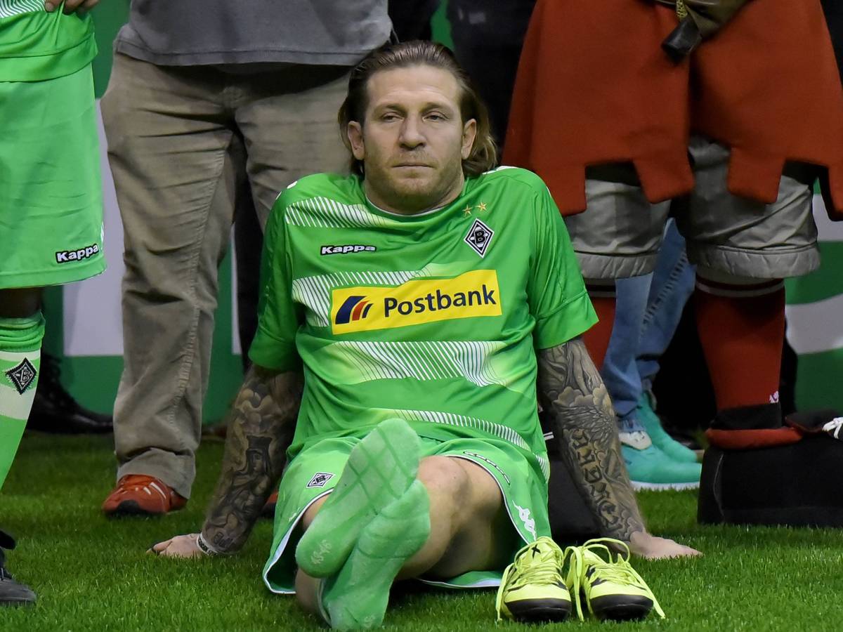 Andriy Voronin, ehemaliger Stürmer von Borussia Mönchengladbach, im Einsatz für Borussias Traditionsmannschaft (Weisweiler-Elf) am 6. Januar 2018 beim Traditionsmasters in der Berliner Max-Schmeling-Halle. Voronin sitzt auf dem Boden und hat die Schuhe ausgezogen.