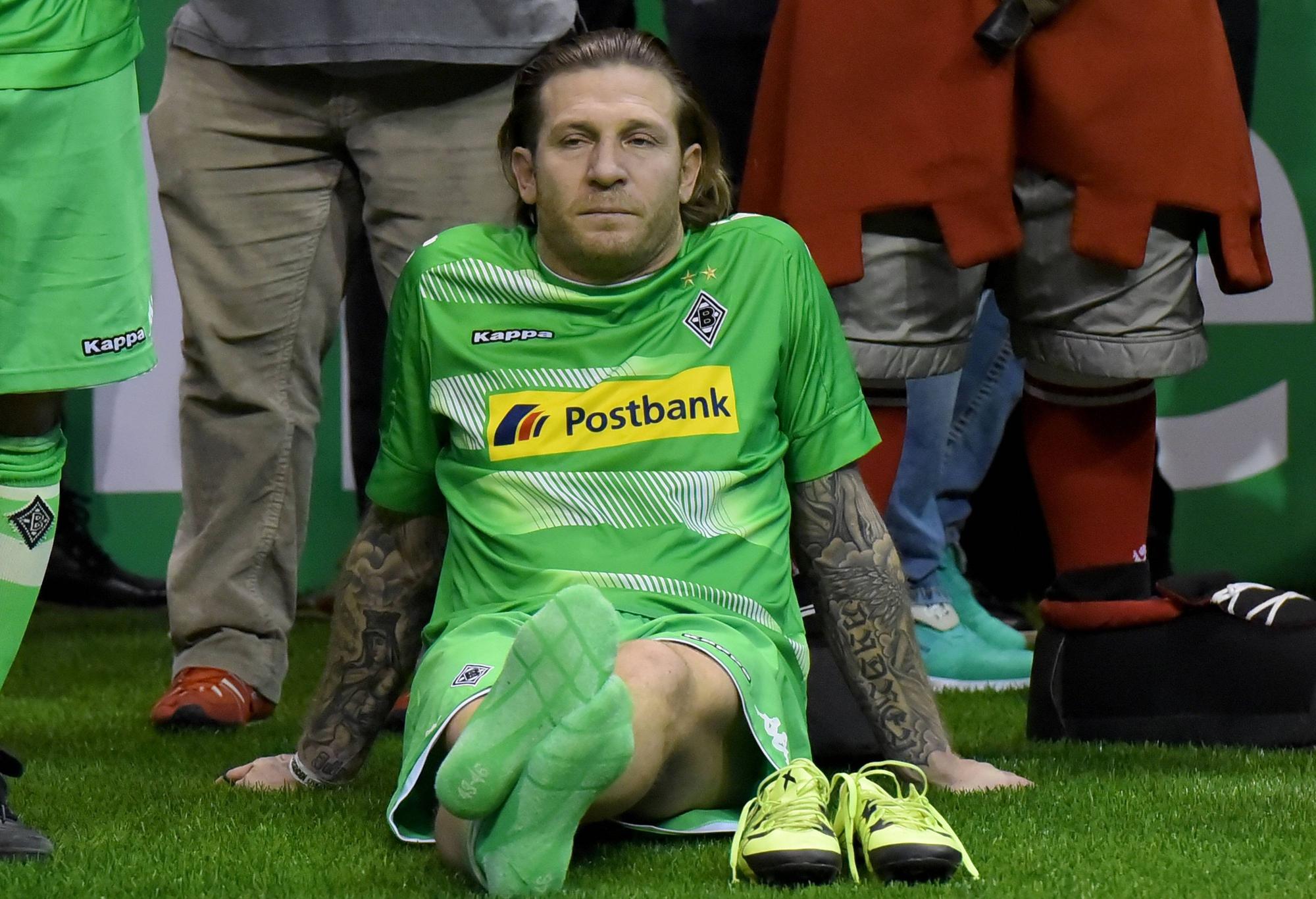 Andriy Voronin, ehemaliger Stürmer von Borussia Mönchengladbach, im Einsatz für Borussias Traditionsmannschaft (Weisweiler-Elf) am 6. Januar 2018 beim Traditionsmasters in der Berliner Max-Schmeling-Halle. Voronin sitzt auf dem Boden und hat die Schuhe ausgezogen.
