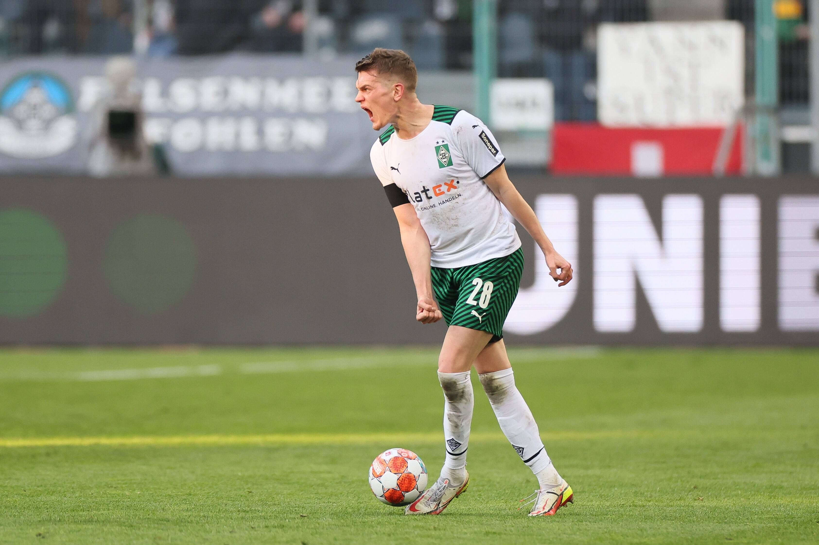 Matthias Ginter schreit sich am 26.Februar 2022 beim Match zwischen Borussia Mönchengladbach und dem VfL Wolfsburg die Seele aus dem Leib.