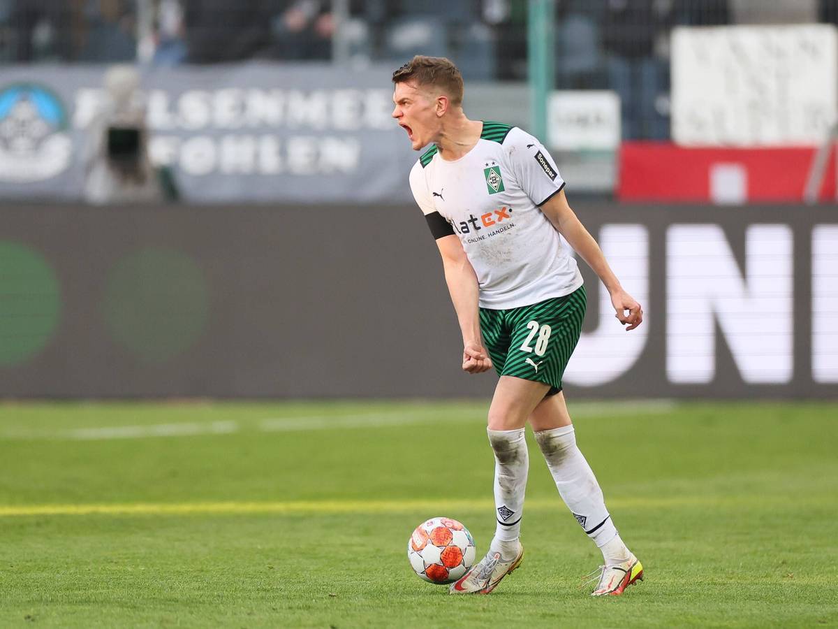 Matthias Ginter schreit sich am 26.Februar 2022 beim Match zwischen Borussia Mönchengladbach und dem VfL Wolfsburg die Seele aus dem Leib.