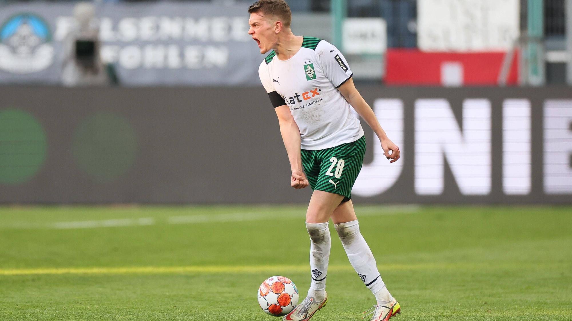 Matthias Ginter schreit sich am 26.Februar 2022 beim Match zwischen Borussia Mönchengladbach und dem VfL Wolfsburg die Seele aus dem Leib.
