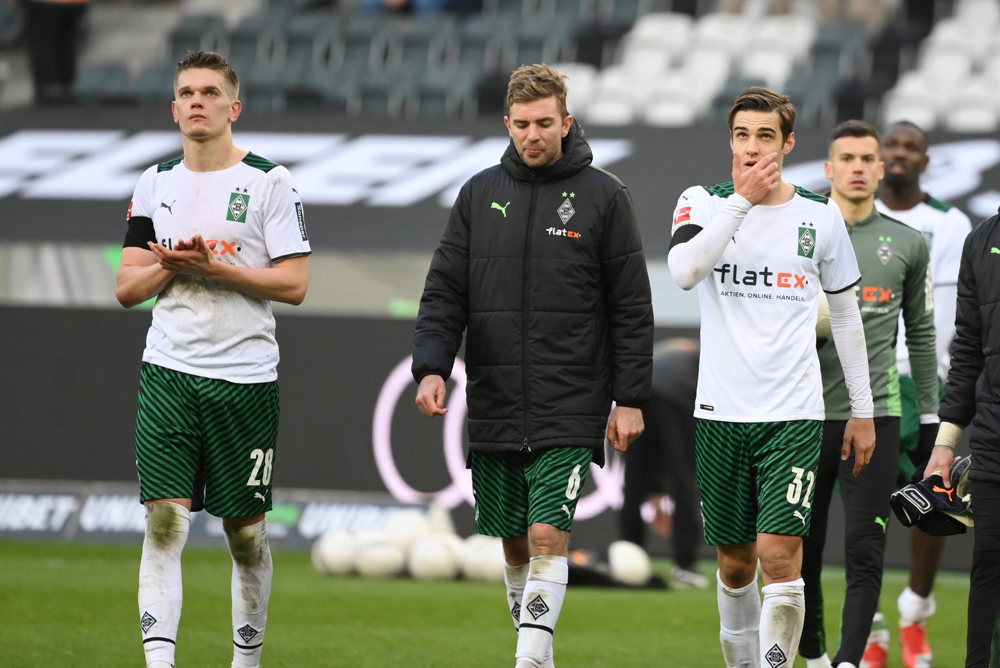 Matthias Ginter , Christoph Kramer und Florian Neuhaus von Borussia Moenchengladbach am 26.02.2022 nach dem Spiel gegen den VfL Wolfsburg mit hängenden Köpfen beim Applaudieren der Fans.