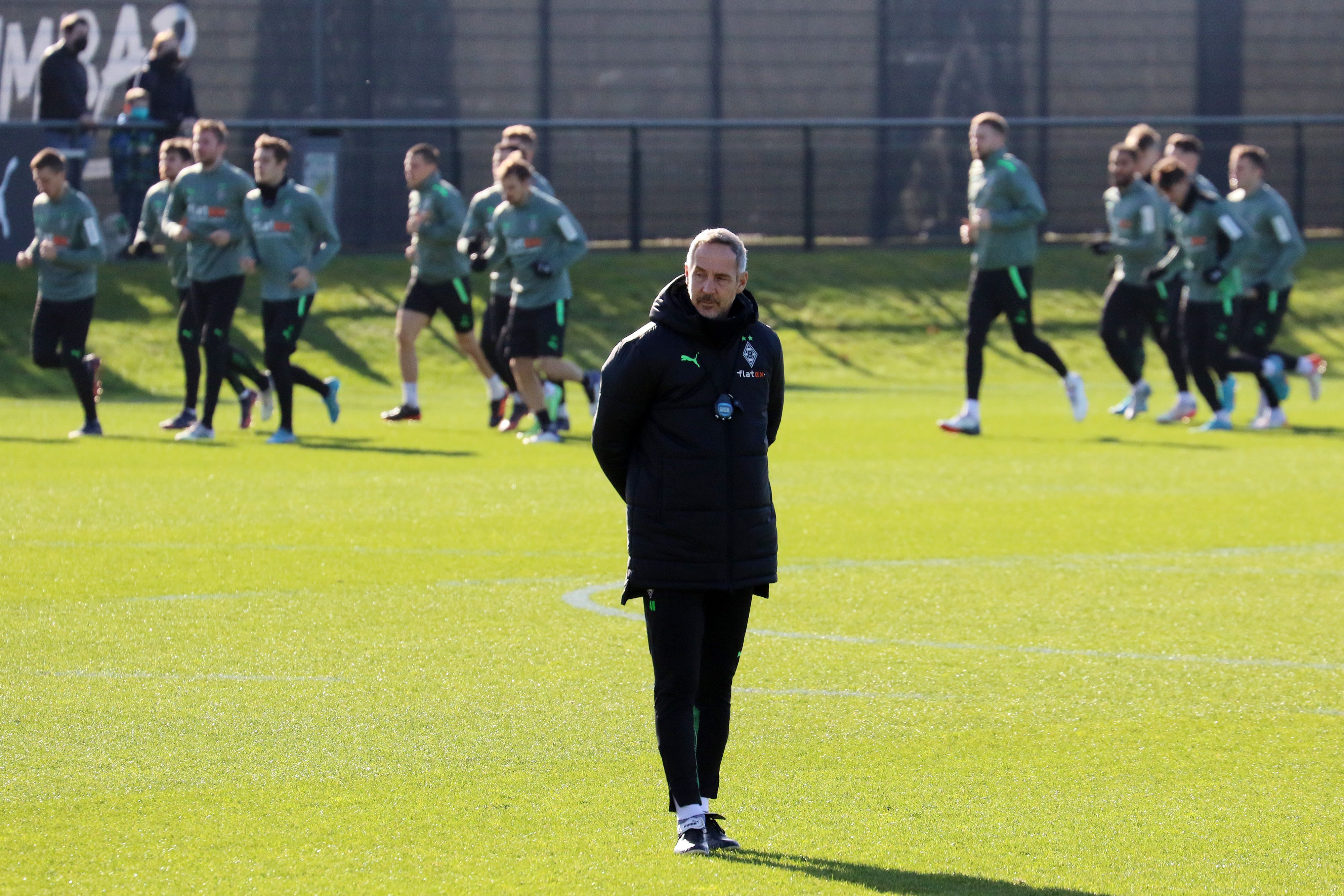 Adi Hütter, Cheftrainer von Bundesligist Borussia Mönchengladbach, bei einer Trainingseinheit im Borussia-Park am 23. Februar 2022. Hütter die Arme hinter seinem Rücken verschränkt.