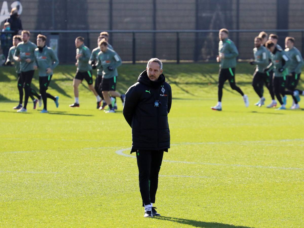 Adi Hütter, Trainer vom Bundesliga Verein Borussia Mönchengladbach beim öffentlichen Training am 23.02.2022