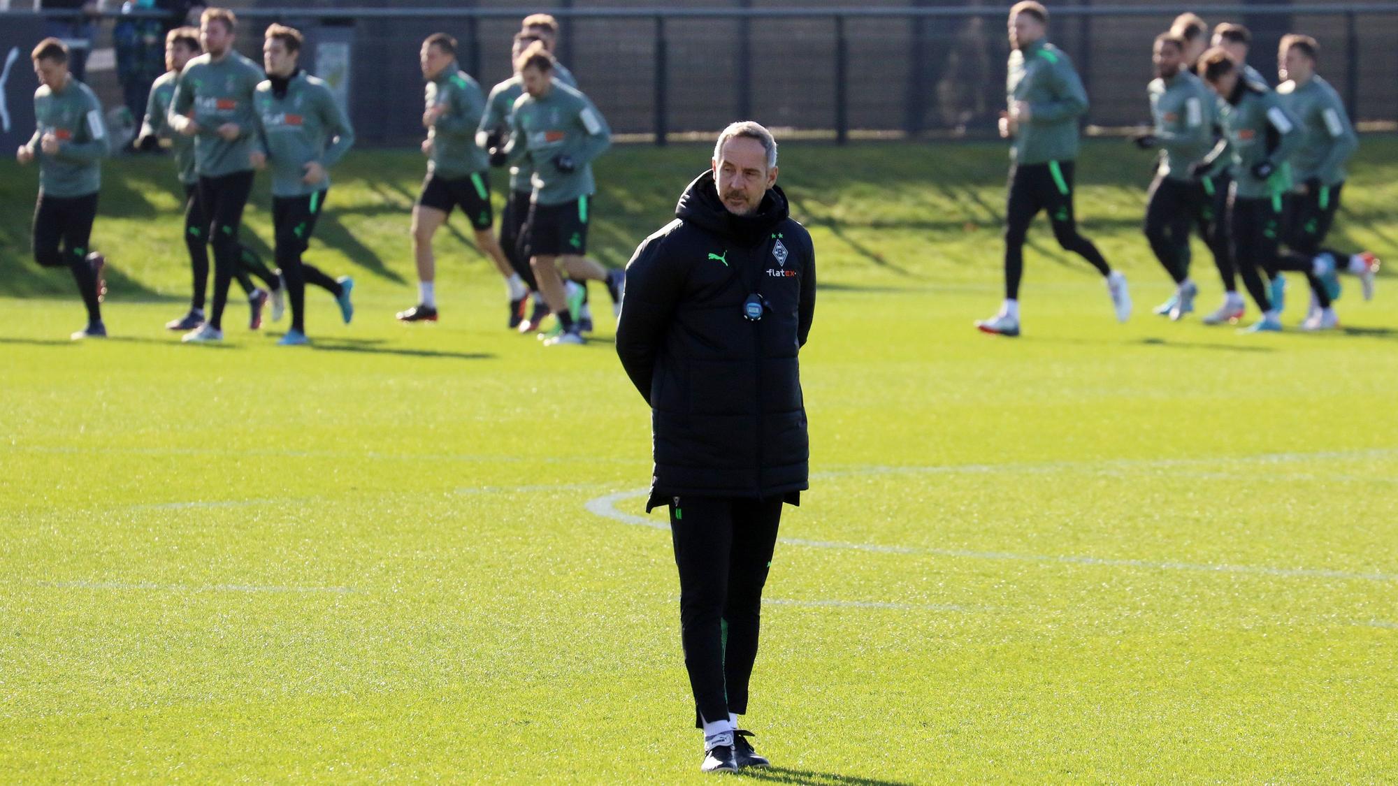 Adi Hütter, Trainer vom Bundesliga Verein Borussia Mönchengladbach beim öffentlichen Training am 23.02.2022