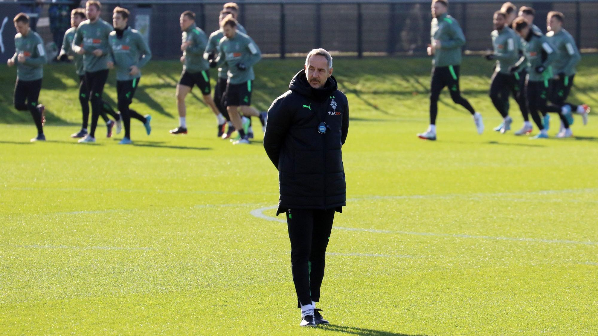 Adi Hütter, Cheftrainer von Bundesligist Borussia Mönchengladbach, bei einer Trainingseinheit im Borussia-Park am 23. Februar 2022. Hütter die Arme hinter seinem Rücken verschränkt.