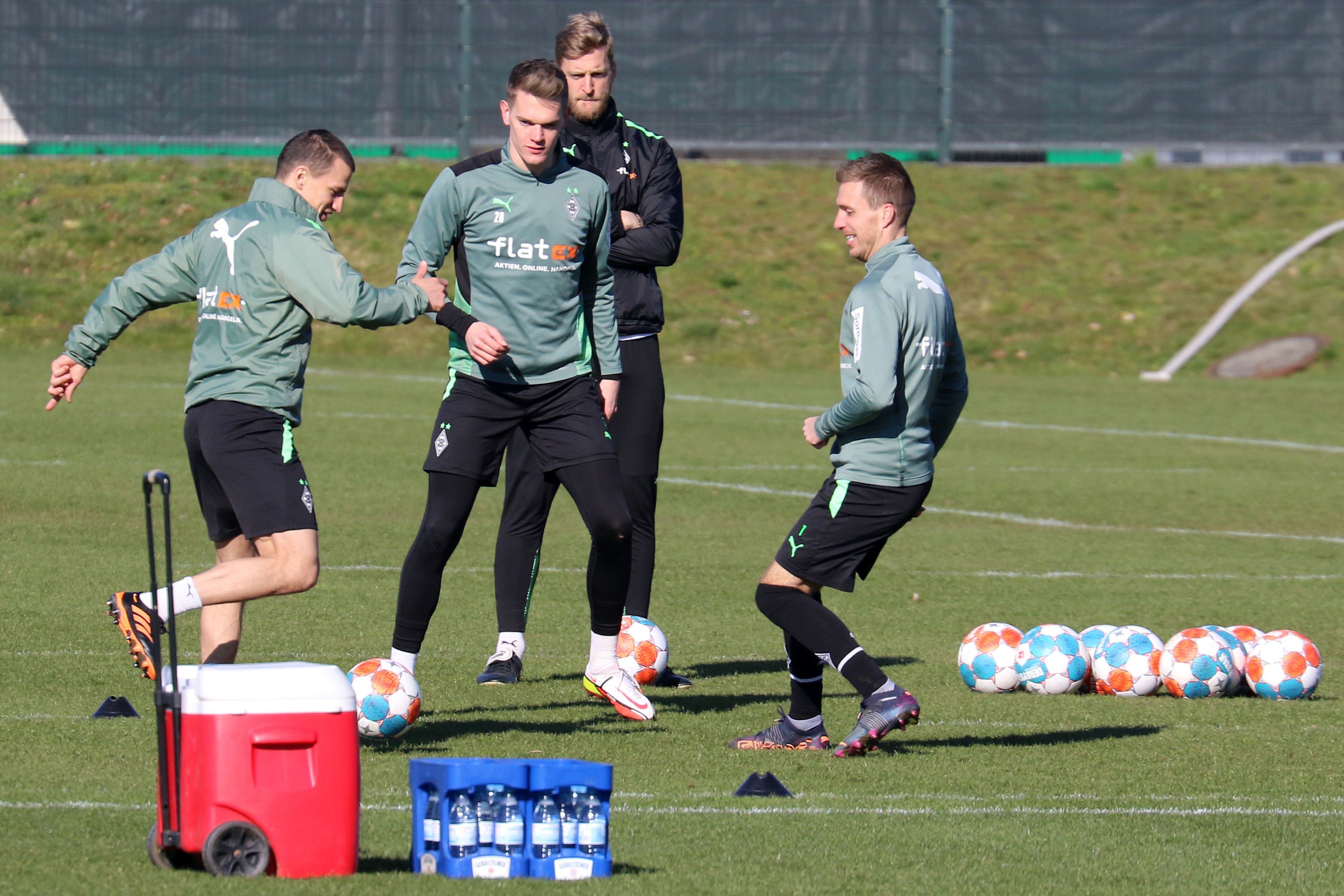 Stefan Lainer, Matthias Ginter und Patrick Herrmann spielen sich im Training am 3. März den Ball zu.
