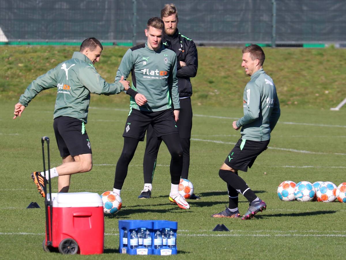 Stefan Lainer, Matthias Ginter und Patrick Herrmann spielen sich im Training am 3. März den Ball zu.