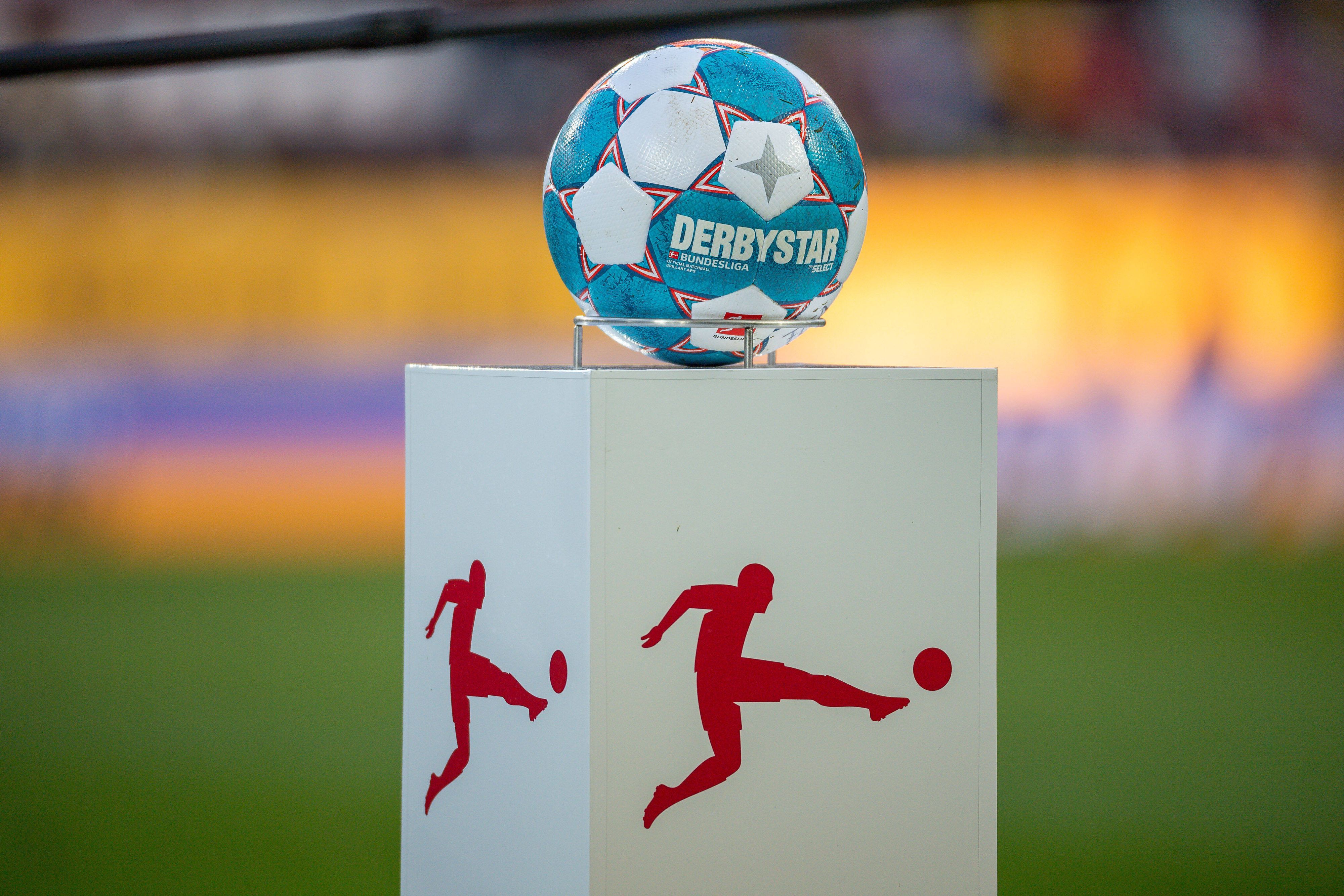 Der Derbystar-Ball vor dem Spiel zwischen Dortmund und Augsburg am 27. Februar 2022 auf einem Podest.