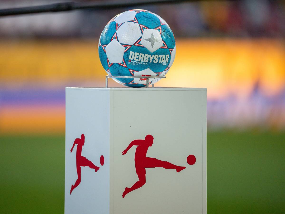 Der Derbystar-Ball vor dem Spiel zwischen Dortmund und Augsburg am 27. Februar 2022 auf einem Podest.