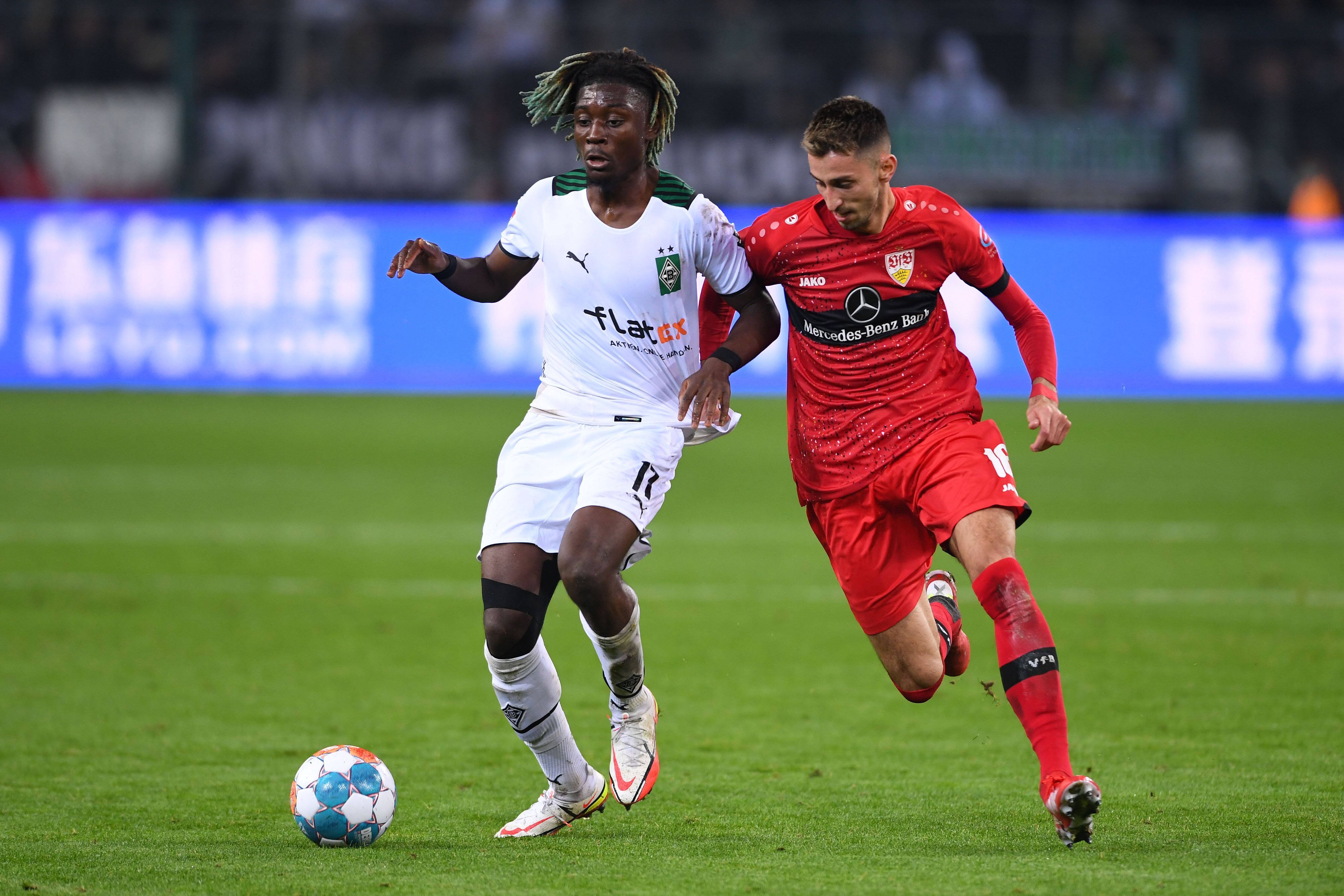 Manu Koné (l.) von Borussia Mönchengladbach im Duell mit Atakan Karazor (r.) vom VfB Stuttgart während des Bundesliga-Hinspiels am 16. Oktober 2021 im Borussia-Park. Beide Akteure kämpfen um den Ball.