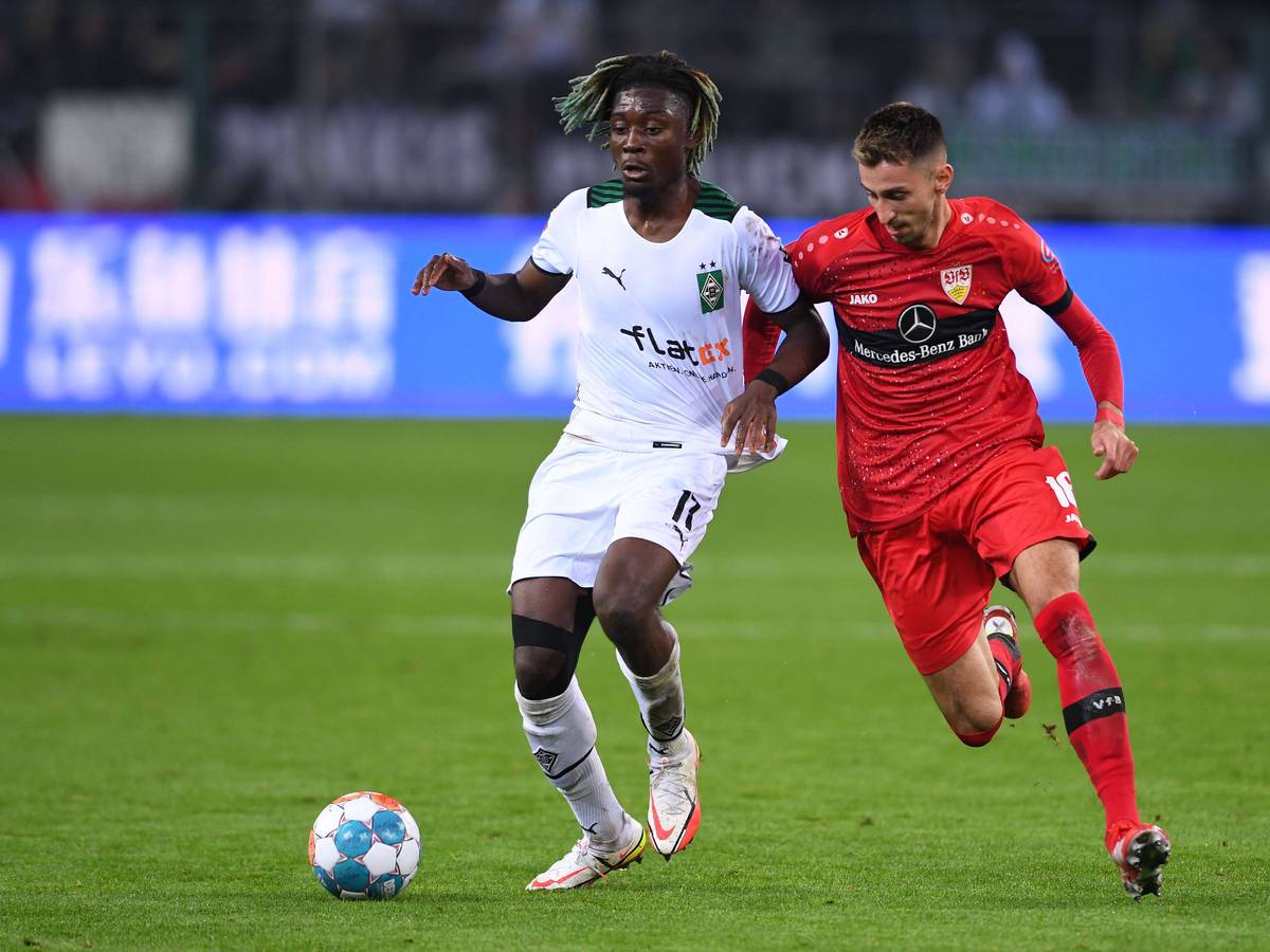 Manu Koné (l.) von Borussia Mönchengladbach im Duell mit Atakan Karazor (r.) vom VfB Stuttgart während des Bundesliga-Hinspiels am 16. Oktober 2021 im Borussia-Park. Beide Akteure kämpfen um den Ball.