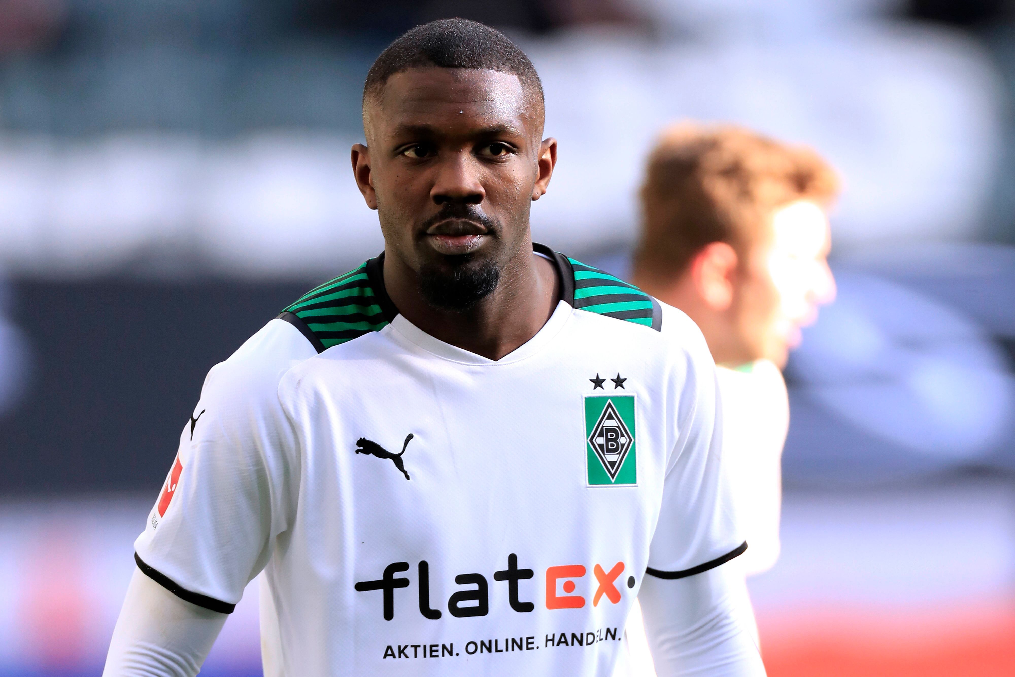 Gladbach-Stürmer Marcus Thuram. Auf diesem Foto ist der Franzose am 26. Februar 2022 im Borussia-Park während des Bundesliga-Duells gegen den VfL Wolfsburg zu sehen. Thuram beobachtet aufmerksam das Spielgeschehen.
