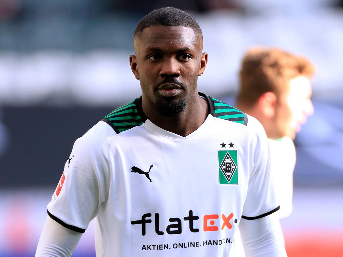 Gladbach-Stürmer Marcus Thuram. Auf diesem Foto ist der Franzose am 26. Februar 2022 im Borussia-Park während des Bundesliga-Duells gegen den VfL Wolfsburg zu sehen. Thuram beobachtet aufmerksam das Spielgeschehen.