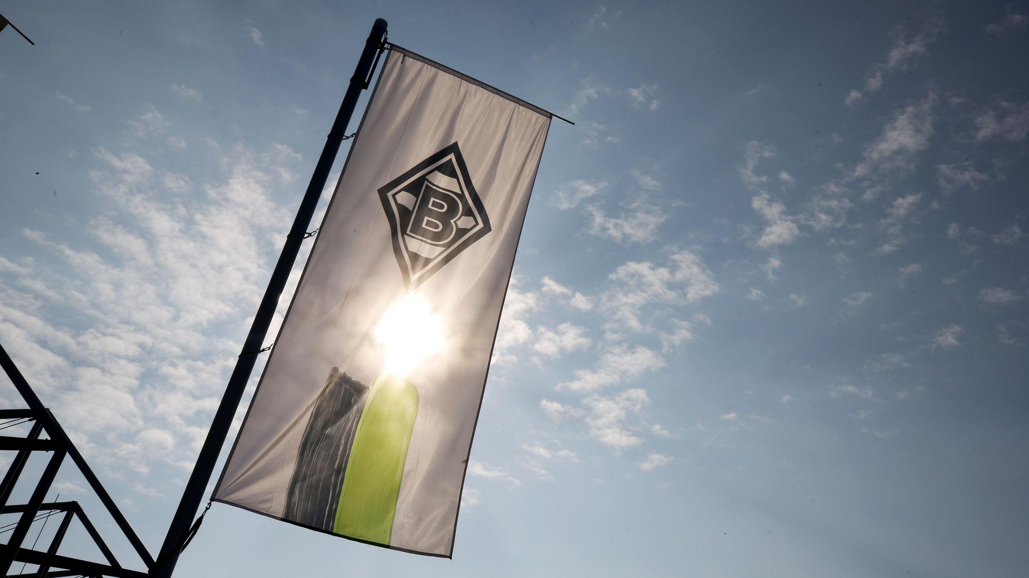 Eine Fahne mit dem Logo von Borussia Mönchengladbach weht am Borussia-Park.