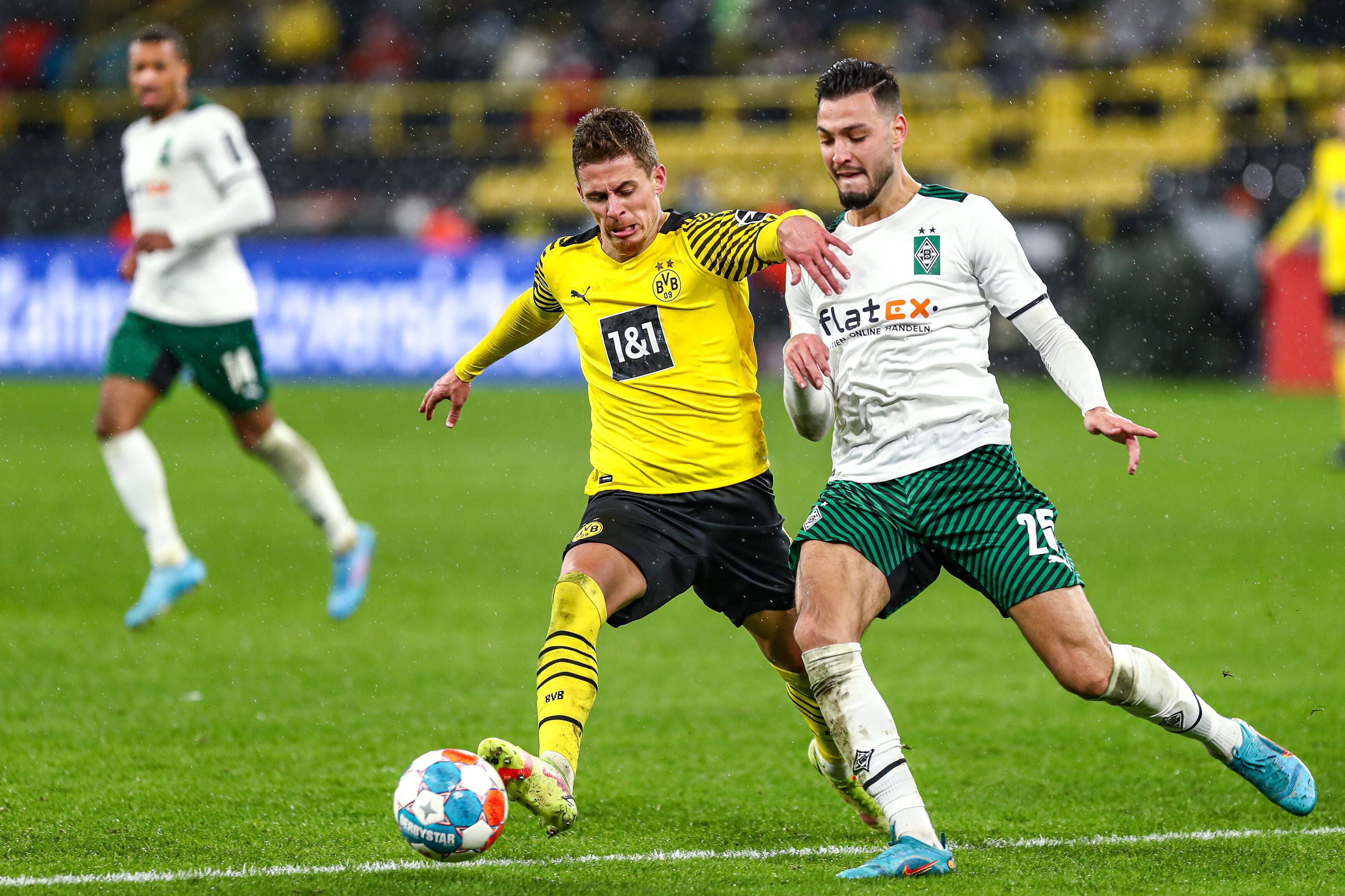 Gladbach-Verteidiger Ramy Bensebaini (r.) im Duell mit Thorgan Hazard (l.) von Borussia Dortmund am 20. Februar 2022 im Signal-Iduna-Park. Hazard behauptet den Ball.