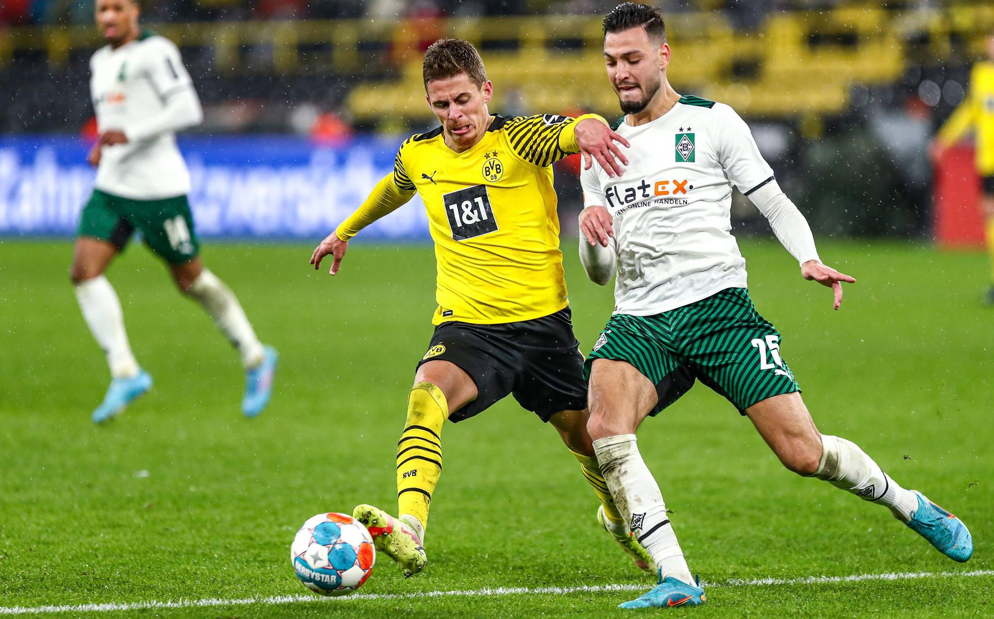Gladbach-Verteidiger Ramy Bensebaini (r.) im Duell mit Thorgan Hazard (l.) von Borussia Dortmund am 20. Februar 2022 im Signal-Iduna-Park. Hazard behauptet den Ball.