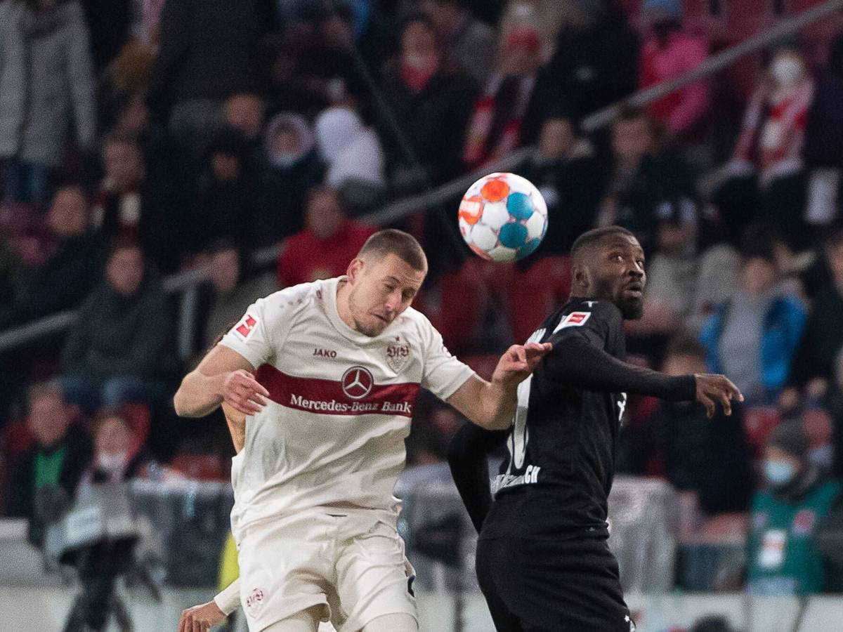 Gladbach-Stürmer Marcus Thuram (r,) im Kopfballduell mit Waldemar Anton (l.) vom VfB Stuttgart im Bundesliga-Duell am 5. März 2022 in der Mercedes-Benz-Arena. Beide Spieler schauen zum Ball.