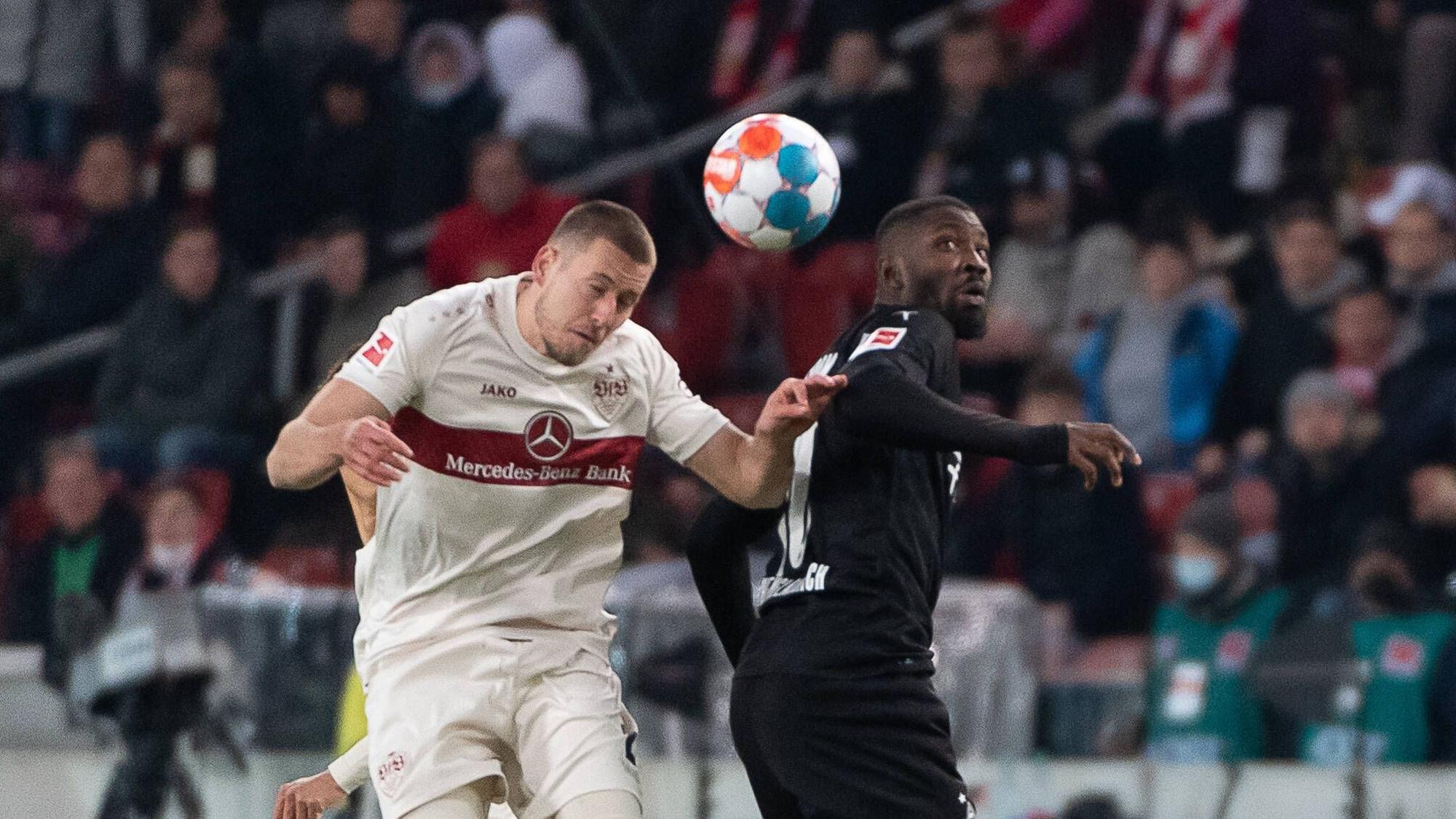 Gladbach-Stürmer Marcus Thuram (r,) im Kopfballduell mit Waldemar Anton (l.) vom VfB Stuttgart im Bundesliga-Duell am 5. März 2022 in der Mercedes-Benz-Arena. Beide Spieler schauen zum Ball.