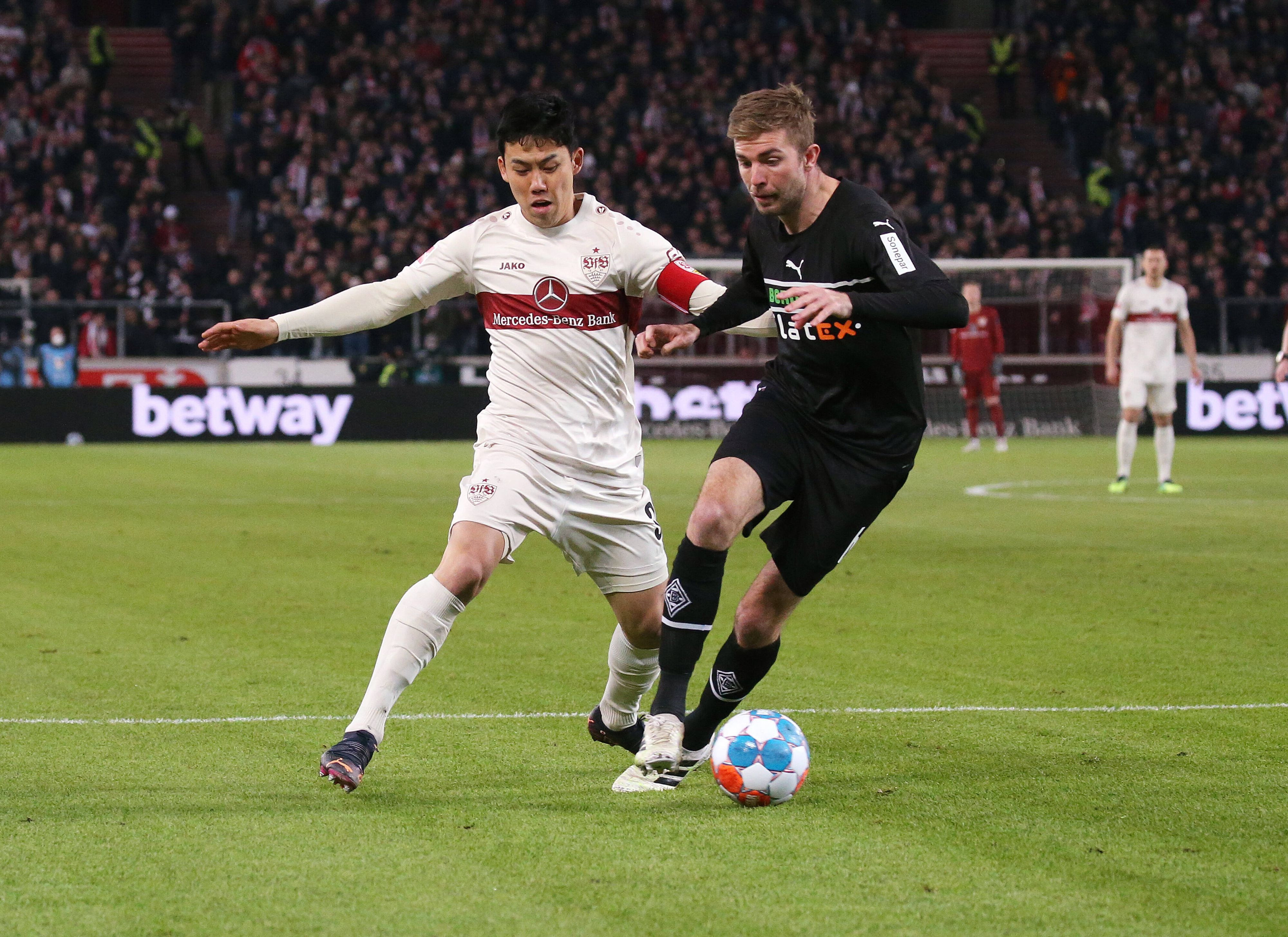 05.03.2022, Deutschland, Stuttgart, Fußball Bundesliga, Saison 2021/2022, VfB Stuttgart vs. Borussia Mönchengladbach, v.l. Wataru Endo VfB, Christoph Kramer Glad Gemäß den Vorgaben der DFL Deutsche Fußball Liga ist es untersagt, in dem Stadion und/oder vom Spiel angefertigte Fotoaufnahmen in Form von Sequenzbildern und/oder videoähnlichen Fotostrecken zu verwerten bzw. verwerten zu lassen. *** 05 03 2022, Germany, Stuttgart, Fußball Bundesliga, Saison 2021 2022, VfB Stuttgart vs Borussia Mönchengladbach, f l Wataru Endo VfB , Christoph Kramer Glad According to the regulations of the DFL Deutsche Fußball Liga, it is prohibited to exploit or have exploited photographs taken in the stadium and or from the game in the form of sequence pictures and or video-like photo series