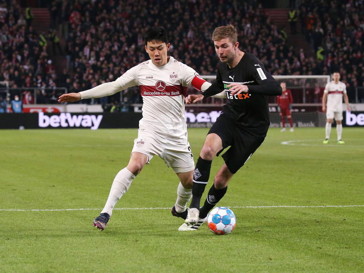 05.03.2022, Deutschland, Stuttgart, Fußball Bundesliga, Saison 2021/2022, VfB Stuttgart vs. Borussia Mönchengladbach, v.l. Wataru Endo VfB, Christoph Kramer Glad Gemäß den Vorgaben der DFL Deutsche Fußball Liga ist es untersagt, in dem Stadion und/oder vom Spiel angefertigte Fotoaufnahmen in Form von Sequenzbildern und/oder videoähnlichen Fotostrecken zu verwerten bzw. verwerten zu lassen. *** 05 03 2022, Germany, Stuttgart, Fußball Bundesliga, Saison 2021 2022, VfB Stuttgart vs Borussia Mönchengladbach, f l Wataru Endo VfB , Christoph Kramer Glad According to the regulations of the DFL Deutsche Fußball Liga, it is prohibited to exploit or have exploited photographs taken in the stadium and or from the game in the form of sequence pictures and or video-like photo series