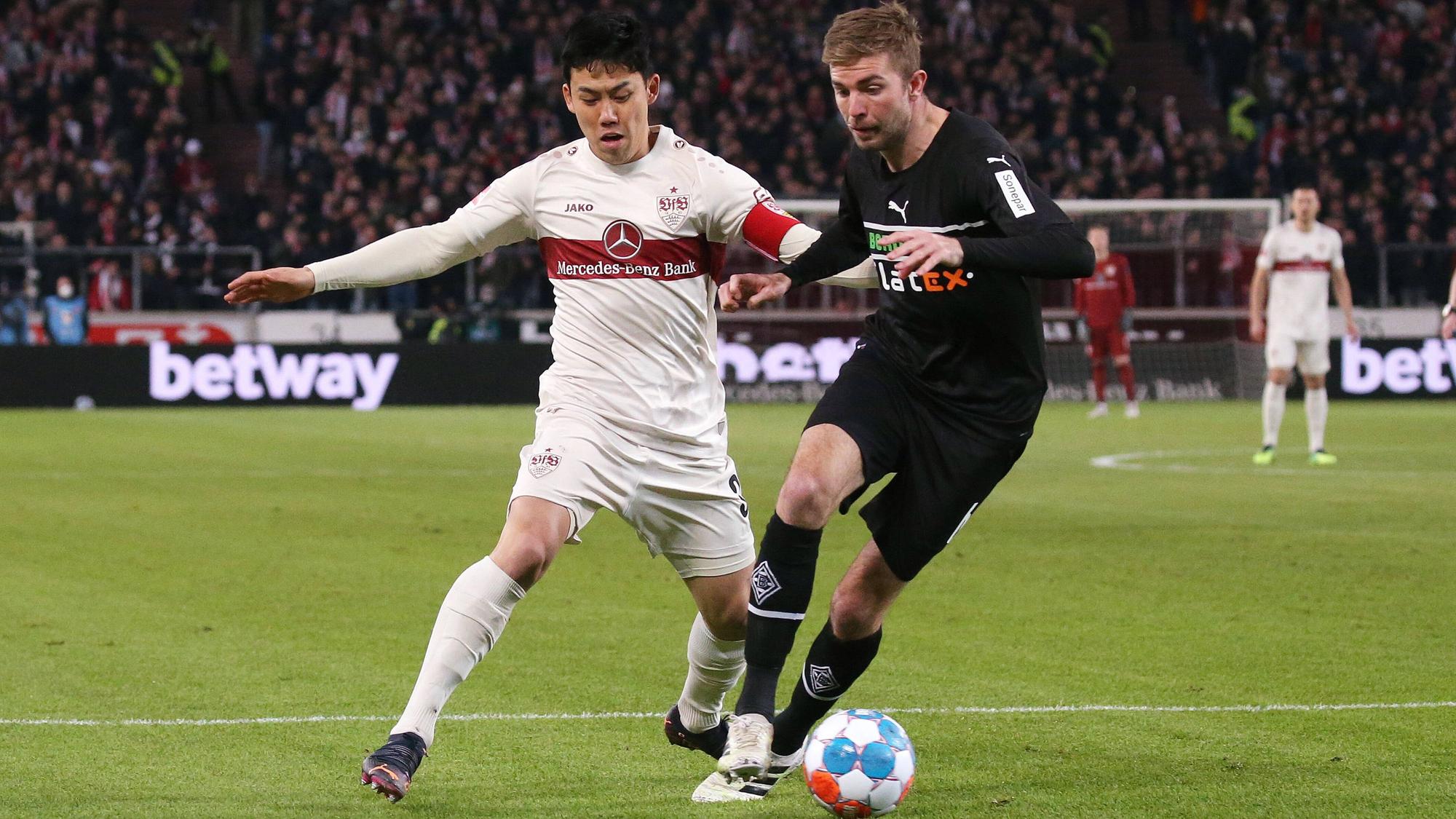 05.03.2022, Deutschland, Stuttgart, Fußball Bundesliga, Saison 2021/2022, VfB Stuttgart vs. Borussia Mönchengladbach, v.l. Wataru Endo VfB, Christoph Kramer Glad Gemäß den Vorgaben der DFL Deutsche Fußball Liga ist es untersagt, in dem Stadion und/oder vom Spiel angefertigte Fotoaufnahmen in Form von Sequenzbildern und/oder videoähnlichen Fotostrecken zu verwerten bzw. verwerten zu lassen. *** 05 03 2022, Germany, Stuttgart, Fußball Bundesliga, Saison 2021 2022, VfB Stuttgart vs Borussia Mönchengladbach, f l Wataru Endo VfB , Christoph Kramer Glad According to the regulations of the DFL Deutsche Fußball Liga, it is prohibited to exploit or have exploited photographs taken in the stadium and or from the game in the form of sequence pictures and or video-like photo series