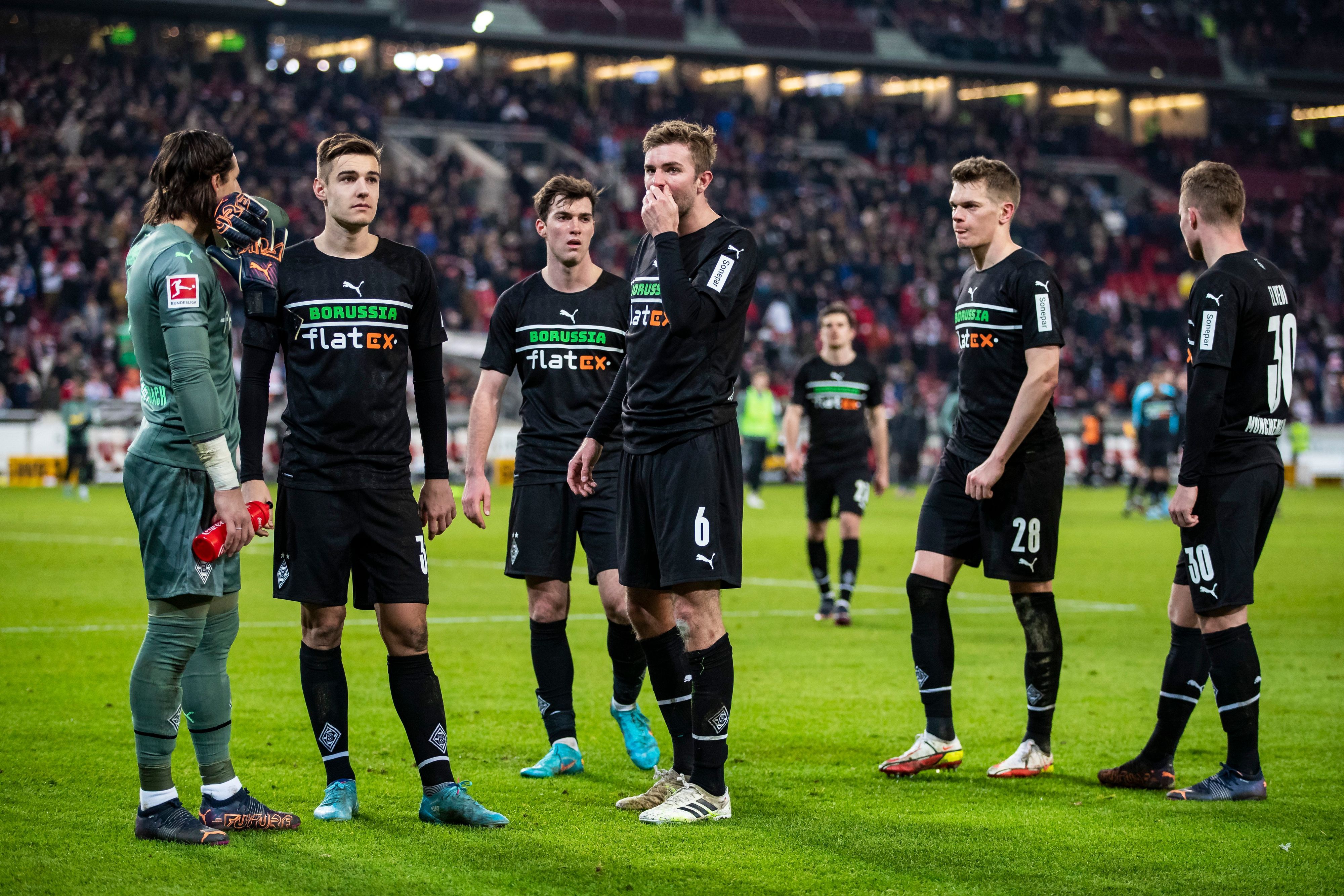 Torwart Yann Sommer (l-r), Florian Neuhaus, Joe Scally, Christoph Kramer, Matthias Ginter und Nico Elvedi reagieren unzufrieden nach dem Schlusspfiff beim VfB Stuttgart am 5. März 2022 in der Mercedes-Benz-Arena.