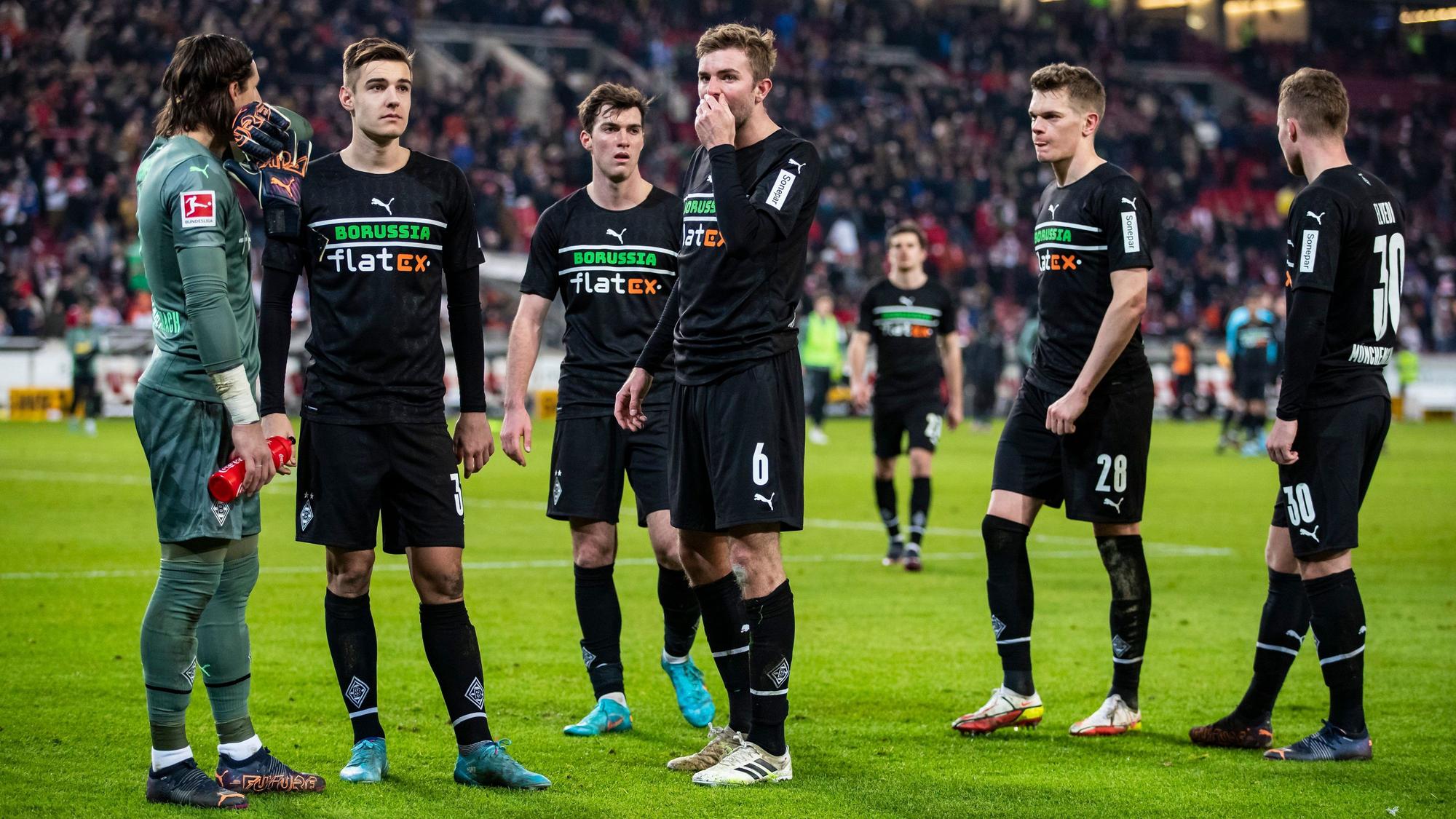 Torwart Yann Sommer (l-r), Florian Neuhaus, Joe Scally, Christoph Kramer, Matthias Ginter und Nico Elvedi reagieren unzufrieden nach dem Schlusspfiff beim VfB Stuttgart am 5. März 2022 in der Mercedes-Benz-Arena.