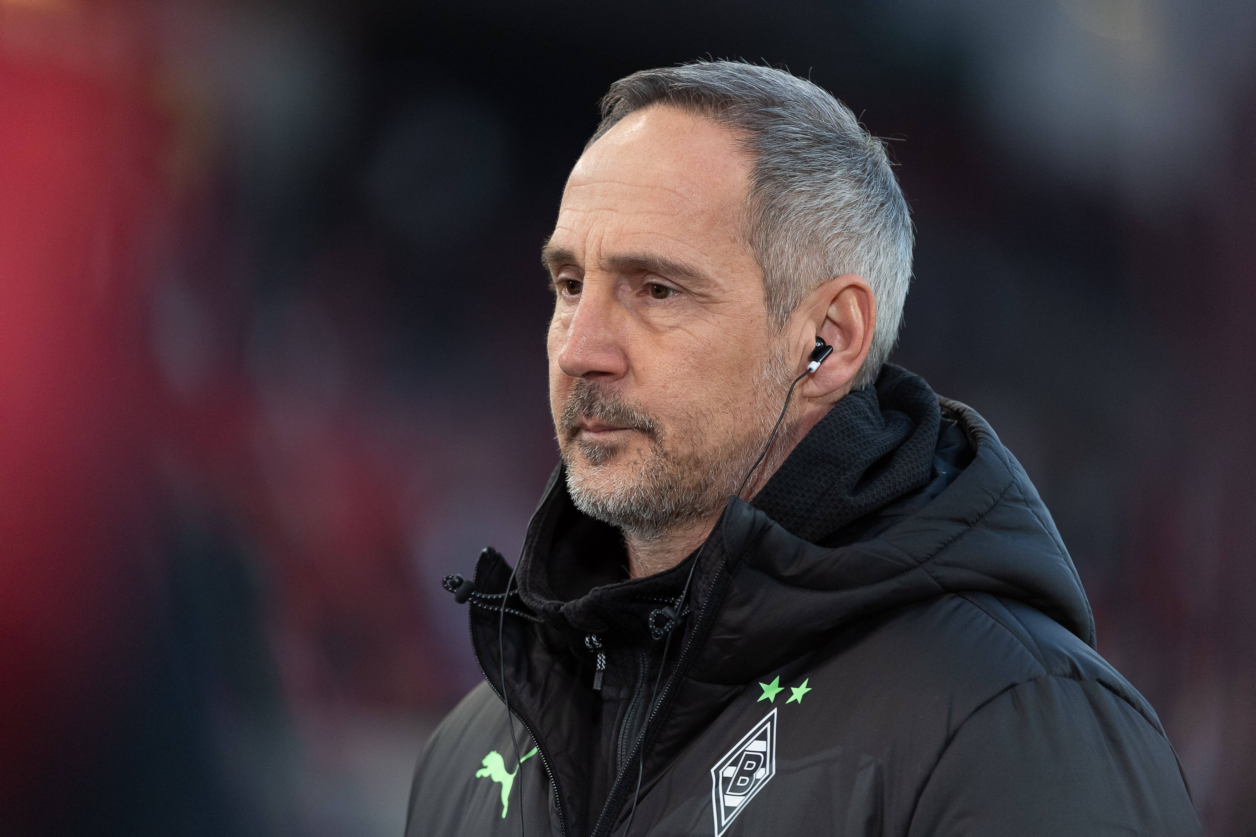 Adi Hütter befindet sich mit seinem Klub Borussia Mönchengladbach nach der Niederlage beim VfB Stuttgart erneut in der Krise und steht bei Fans und Fußball-Experten ordentlich in der Kritik. Das Foto zeigt ihn traurig schauend.
