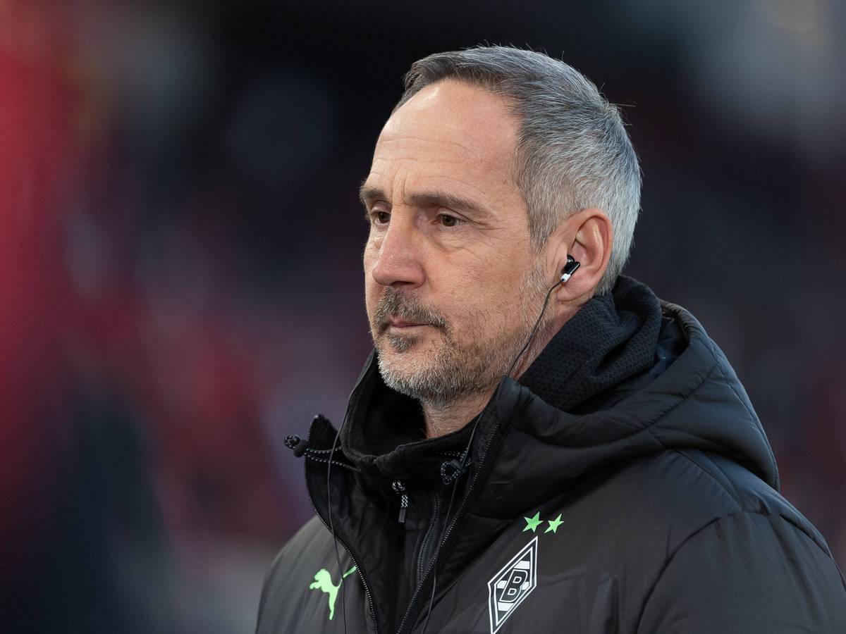 Adi Hütter befindet sich mit seinem Klub Borussia Mönchengladbach nach der Niederlage beim VfB Stuttgart erneut in der Krise und steht bei Fans und Fußball-Experten ordentlich in der Kritik. Das Foto zeigt ihn traurig schauend.