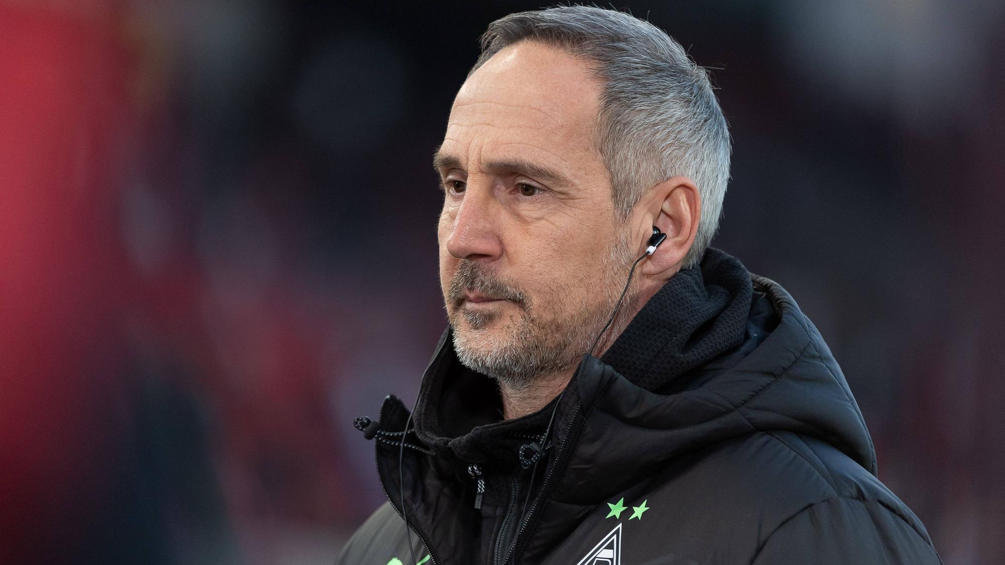 Adi Hütter befindet sich mit seinem Klub Borussia Mönchengladbach nach der Niederlage beim VfB Stuttgart erneut in der Krise und steht bei Fans und Fußball-Experten ordentlich in der Kritik. Das Foto zeigt ihn traurig schauend.