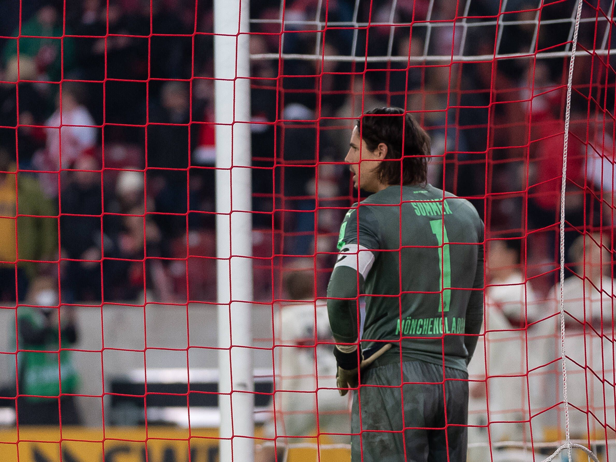 Frust bei Yann Sommer von Borussia Mönchengladbach: Sein Team verlor am Samstag (5. März 2022) nach einer 2:0-Führung noch 2:3 beim VfB Stuttgart. Das Foto zeigt ihn traurig guckend in seinem Tor.