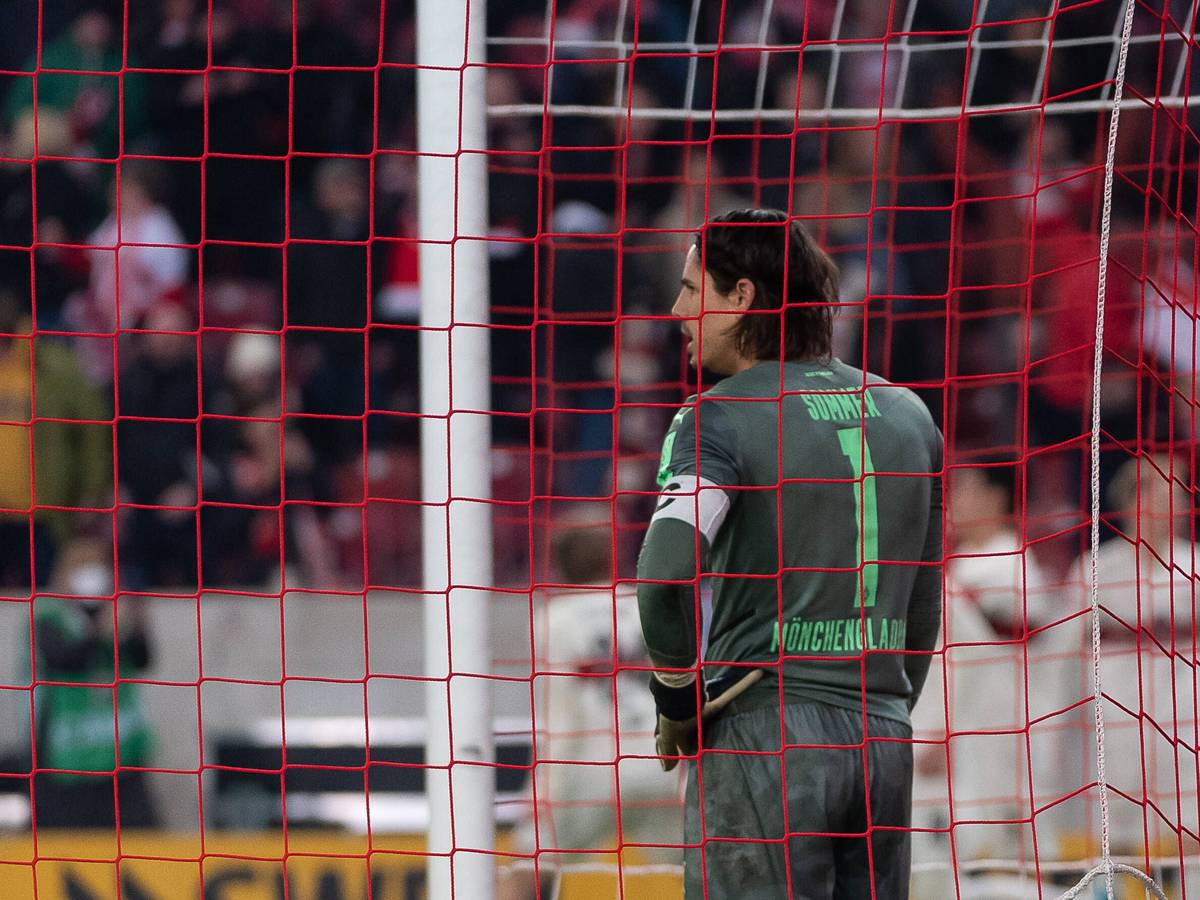 Frust bei Yann Sommer Borussia Mönchengladbach nach dem Tor zum 3:2 durch Sasa Kalajdzic VfB Stuttgart.