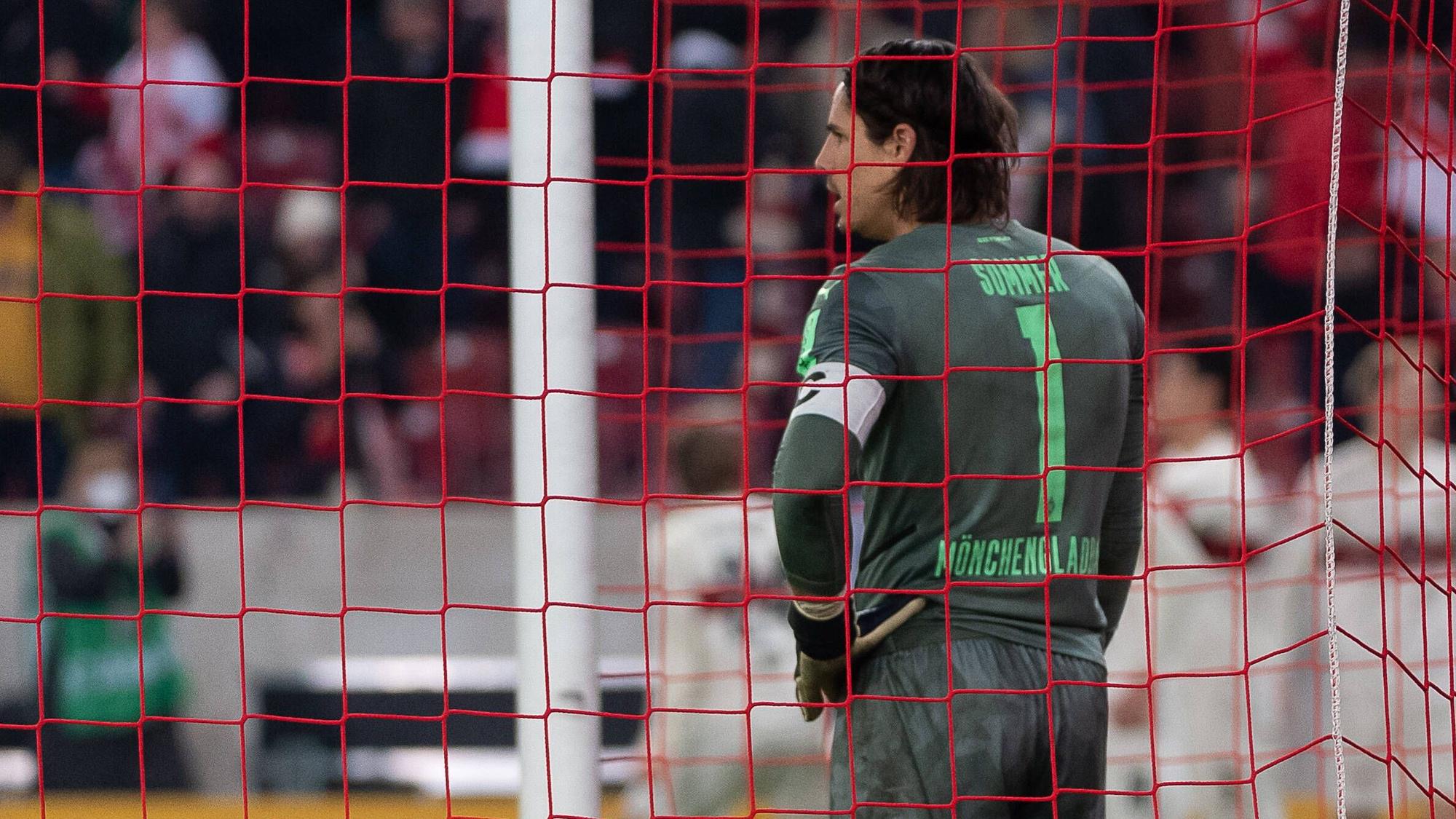 Frust bei Yann Sommer von Borussia Mönchengladbach: Sein Team verlor am Samstag (5. März 2022) nach einer 2:0-Führung noch 2:3 beim VfB Stuttgart. Das Foto zeigt ihn traurig guckend in seinem Tor.
