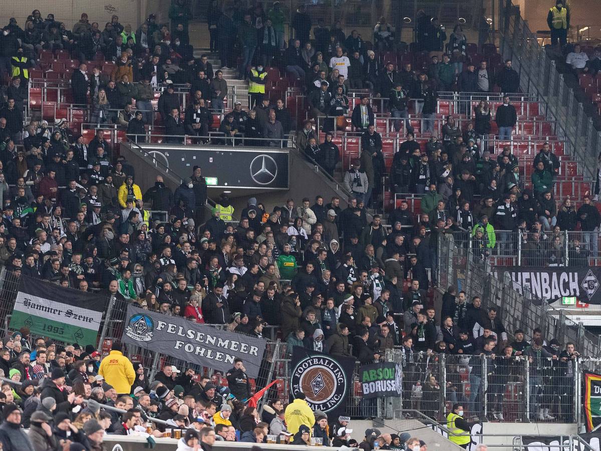 Der Gästeblock mit Fans von Borussia Mönchengladbach beim Bundesliga-Gastspiel beim VfB Stuttgart.