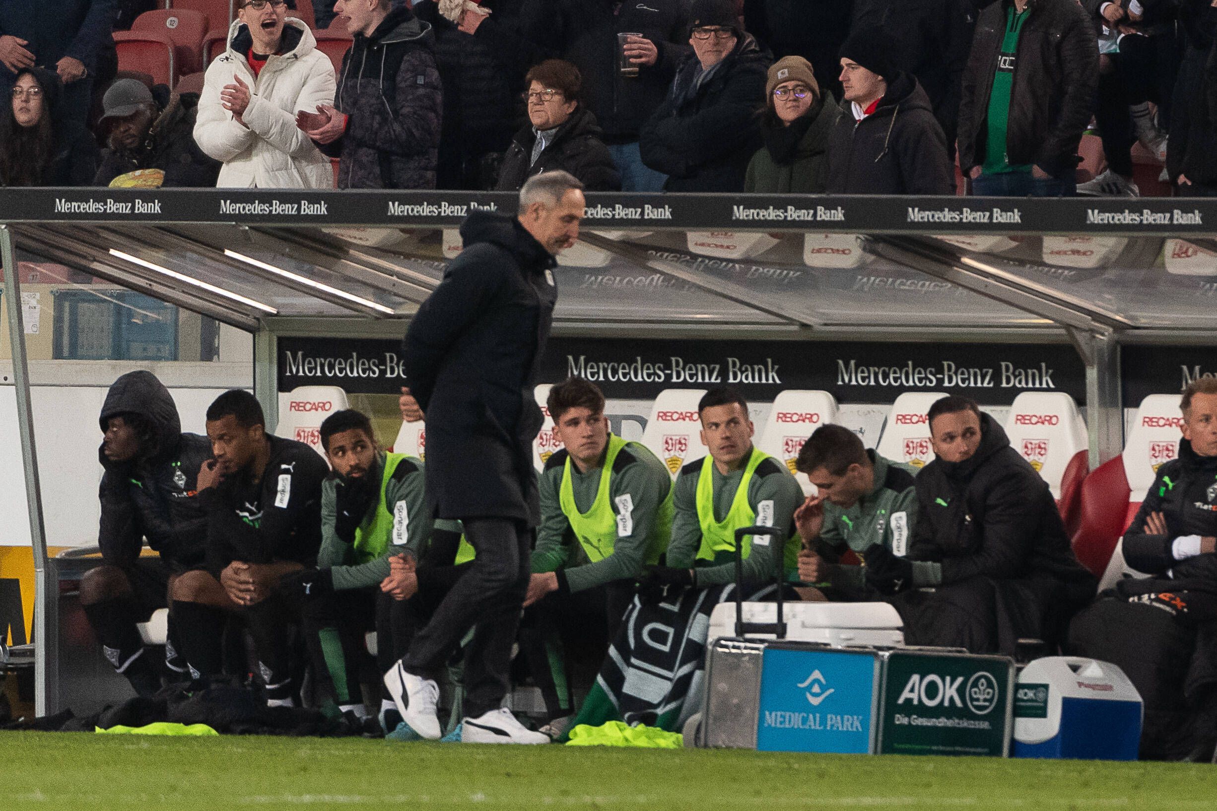 Adi Huetter, Cheftrainer von Borussia Mönchengladbach, musste am Samstagabend (6. März 2022) den nächsten herben Rückschlag im Abstiegskampf hinnehmen. Beim VfB Stuttgart gab es eine 2:3-Pleite, nachdem man zwischenzeitlich 2:0 geführt hatte. Das Foto zeigt in enttäuscht an der Seitenlinie.