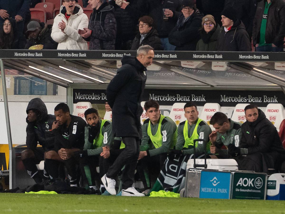Adi Huetter, Cheftrainer von Borussia Mönchengladbach, musste am Samstagabend (6. März 2022) den nächsten herben Rückschlag im Abstiegskampf hinnehmen. Beim VfB Stuttgart gab es eine 2:3-Pleite, nachdem man zwischenzeitlich 2:0 geführt hatte. Das Foto zeigt in enttäuscht an der Seitenlinie.