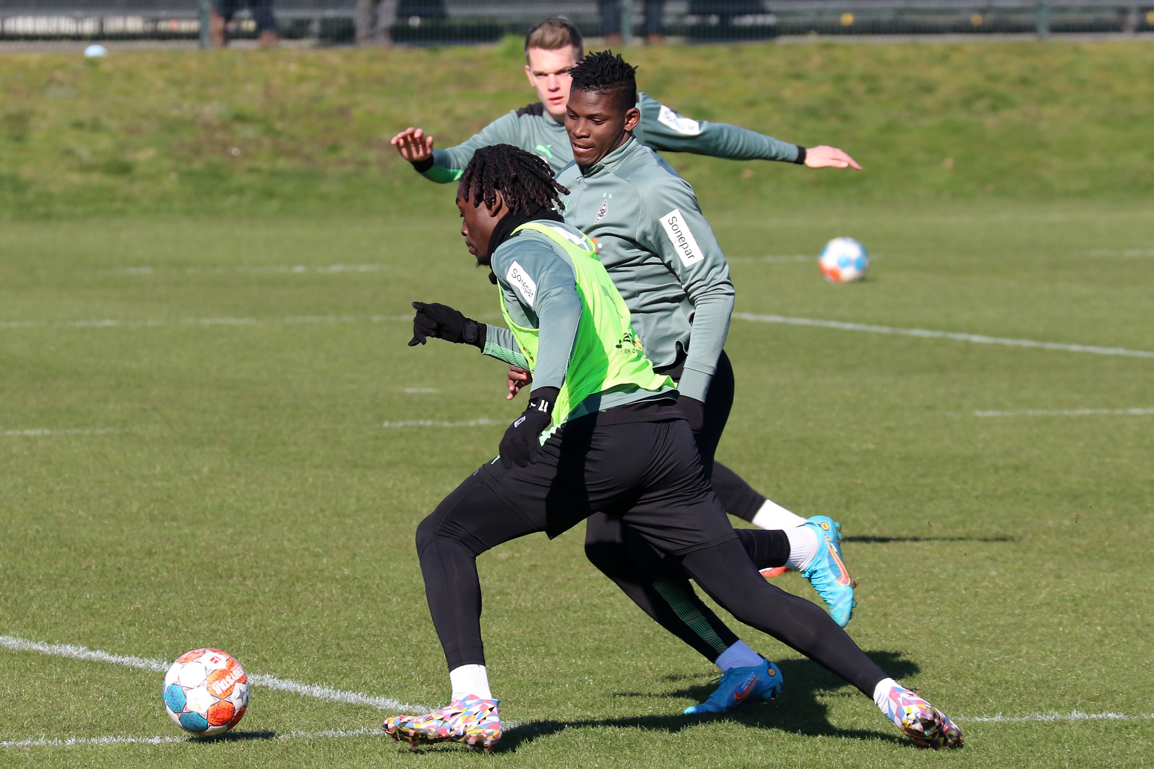 Die Gladbach Spieler Manu Koné (l.), Breel Embolo (r.) und Matthias Ginter (hinten) während einer intensiven Trainingseinheit am 03.03.22.