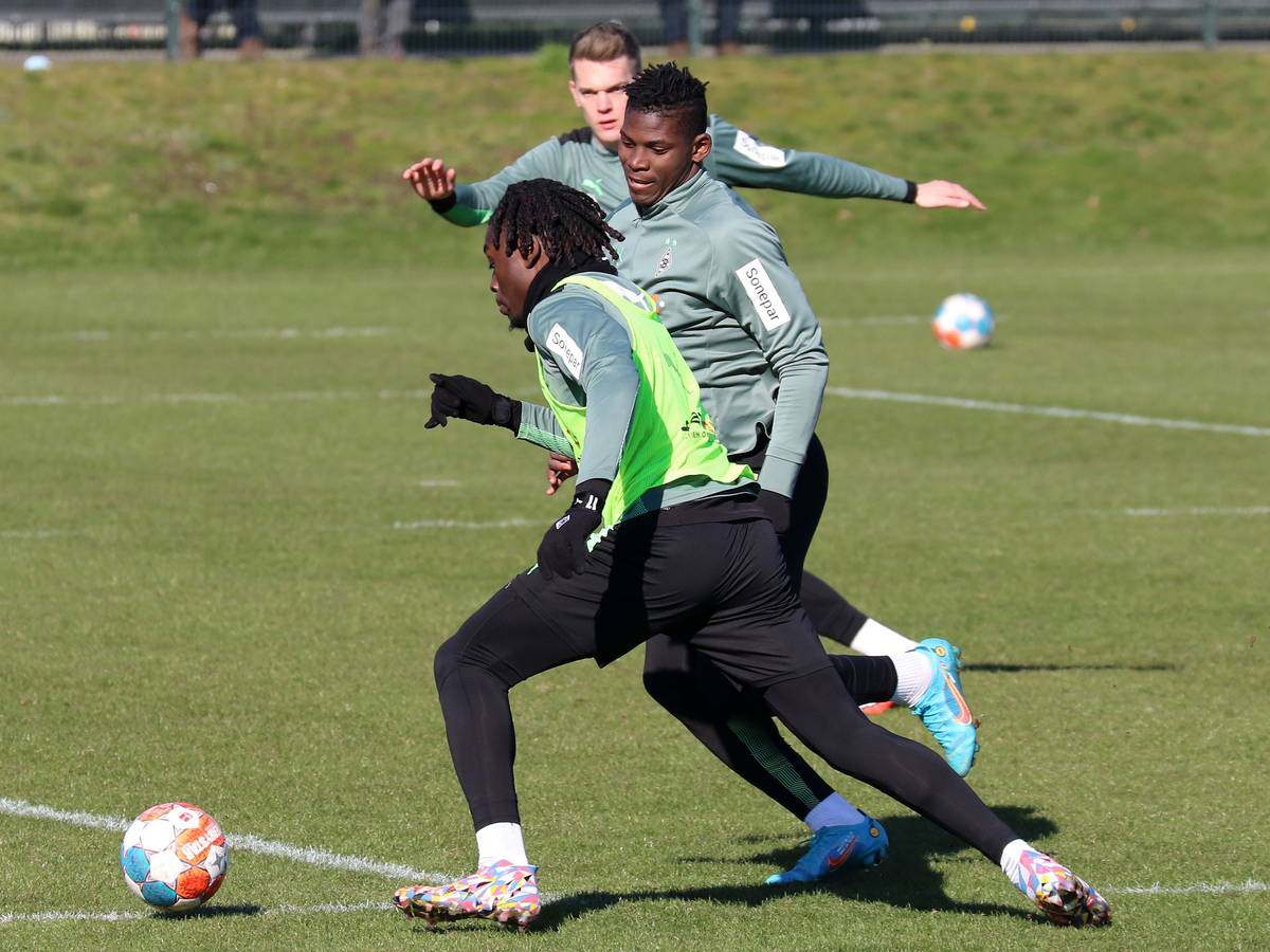 Die Gladbach Spieler Manu Koné (l.), Breel Embolo (r.) und Matthias Ginter (hinten) während einer intensiven Trainingseinheit am 03.03.22.