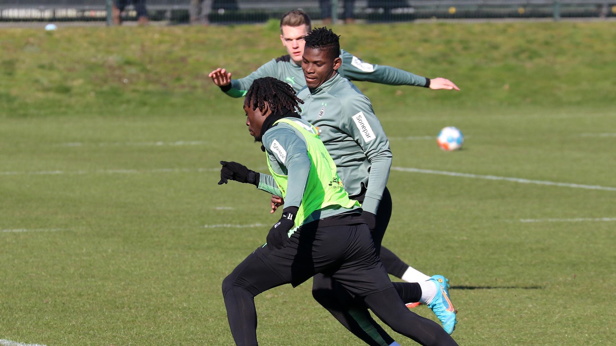 Die Gladbach Spieler Manu Koné (l.), Breel Embolo (r.) und Matthias Ginter (hinten) während einer intensiven Trainingseinheit am 03.03.22.