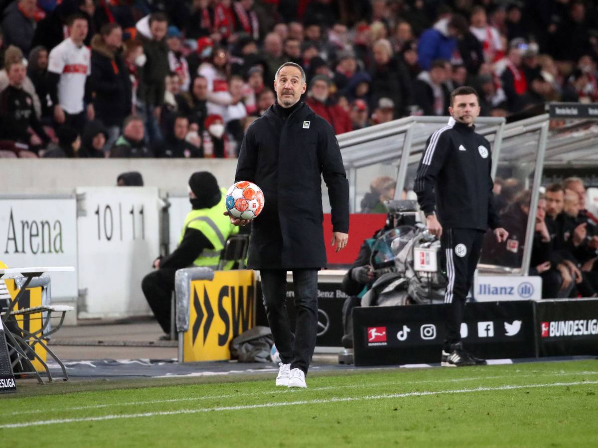 Unzufriedenheit bei Gladbach Trainer Adi Hütter. Hier während des Bundesliga Spiels am 05.03.22 beim VfB Stuttgart.