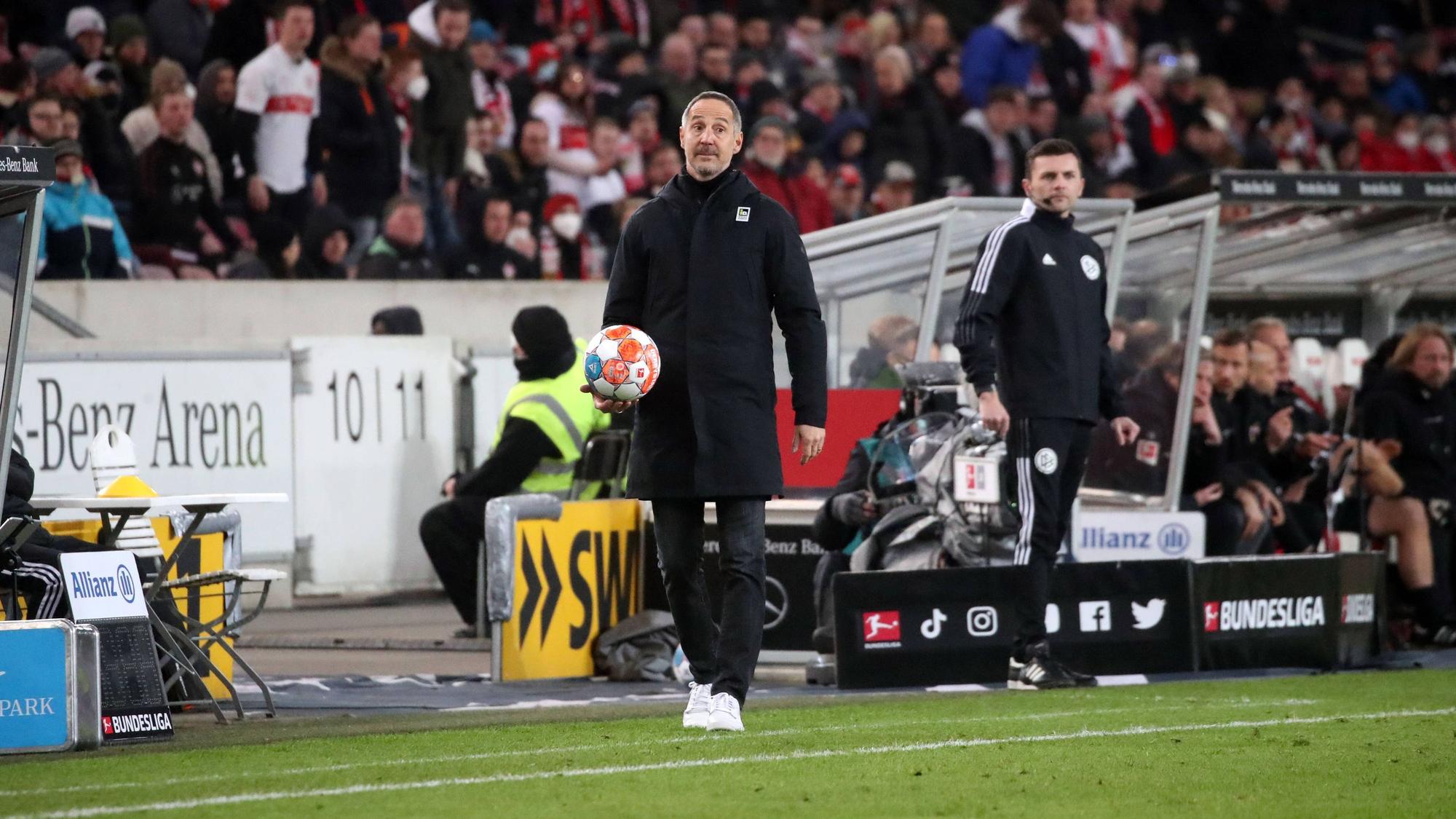 Unzufriedenheit bei Gladbach Trainer Adi Hütter. Hier während des Bundesliga Spiels am 05.03.22 beim VfB Stuttgart.