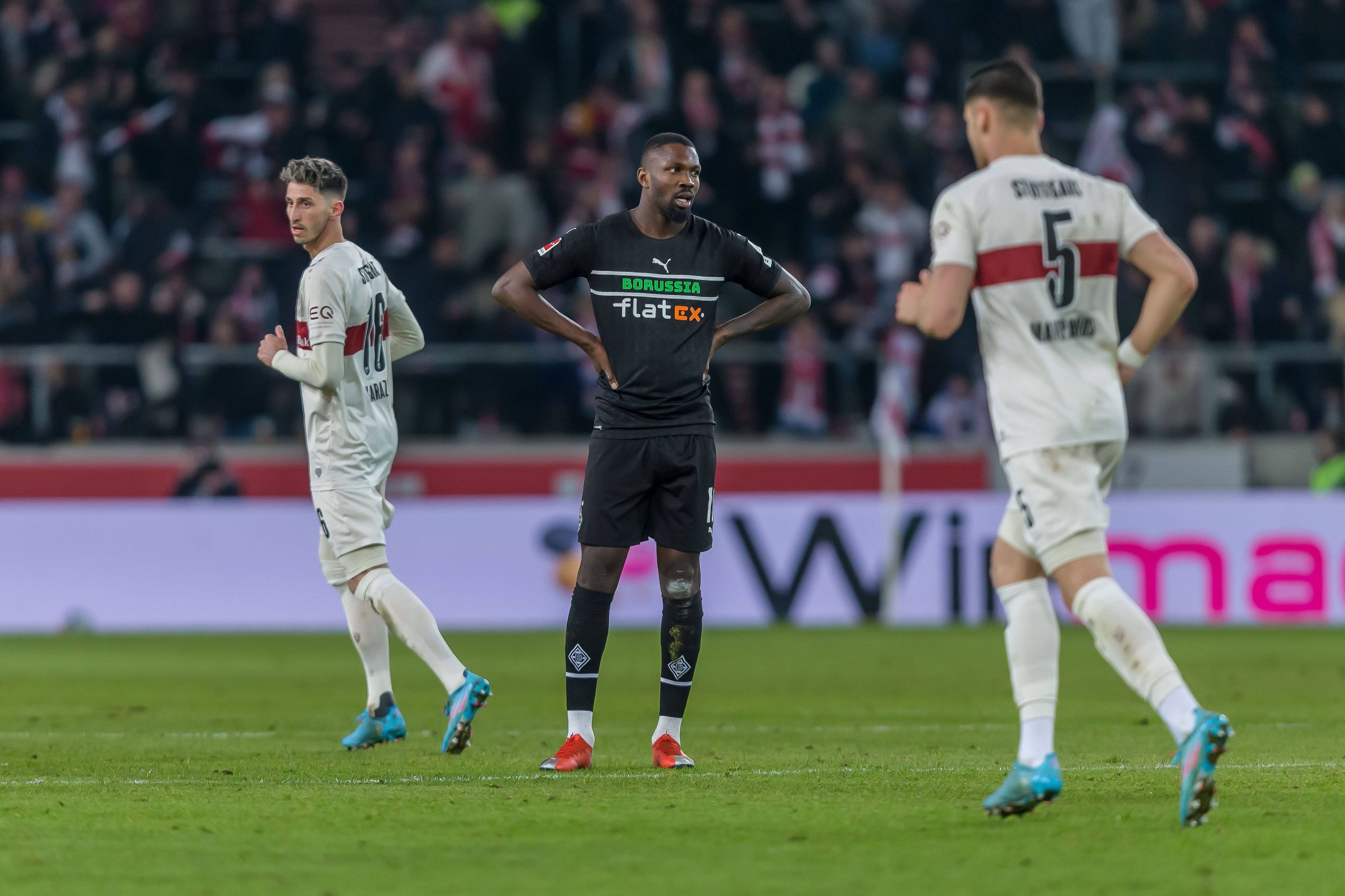 Marcus Thuram (Mitte) erzielte zwar für Borussia Mönchengladbach den Treffer zum zwischenzeitlichen 2:0, erlebte darüber hinaus am Samstag (5. März 2022) aber einen rabenschwarzen Tag beim Auswärtsspiel in Stuttgart.