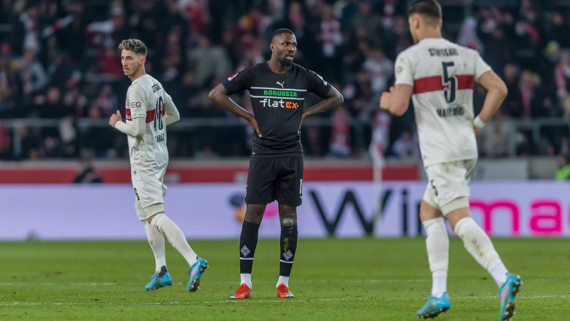 Marcus Thuram (Mitte) erzielte zwar für Borussia Mönchengladbach den Treffer zum zwischenzeitlichen 2:0, erlebte darüber hinaus am Samstag (5. März 2022) aber einen rabenschwarzen Tag beim Auswärtsspiel in Stuttgart.
