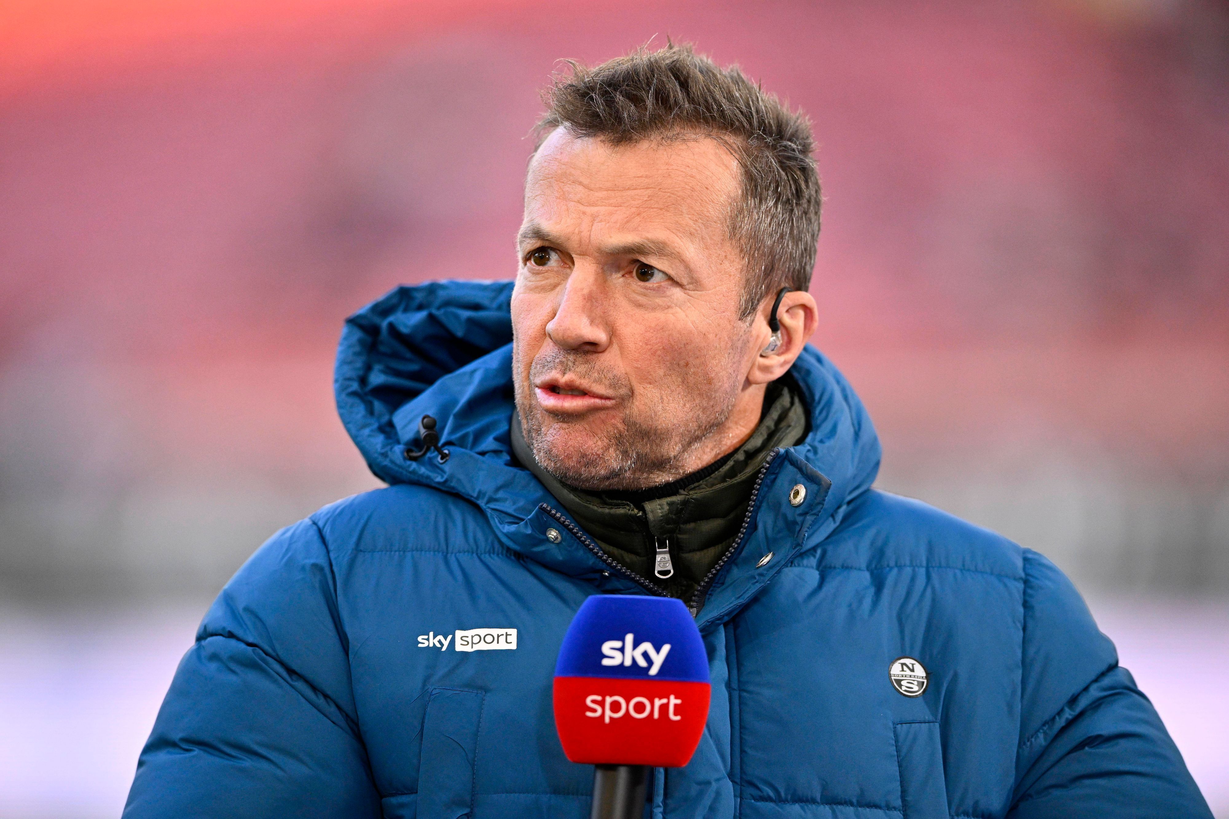 Lothar Matthäus, Sky-Experte, hat nach der 2:3-Niederlage von Borussia Mönchengladbach beim VfB Stuttgart (5. März 2022) scharfe Kritik an der Fohlen-Elf geäußert. Lothar Matthäus spricht in ein Sky-Mikrofon.