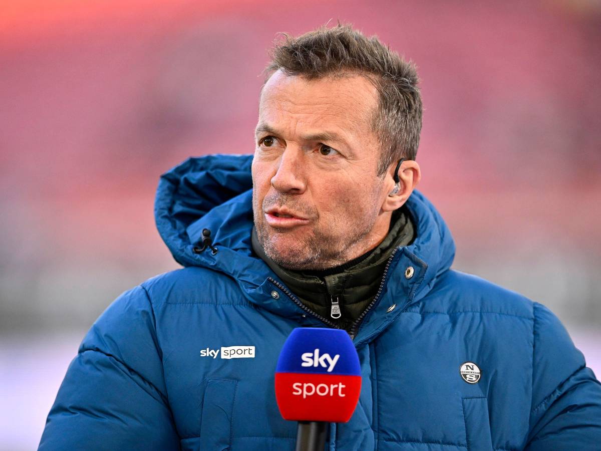 Lothar Matthäus, Sky-Experte, hat nach der 2:3-Niederlage von Borussia Mönchengladbach beim VfB Stuttgart (5. März 2022) scharfe Kritik an der Fohlen-Elf geäußert. Lothar Matthäus spricht in ein Sky-Mikrofon.